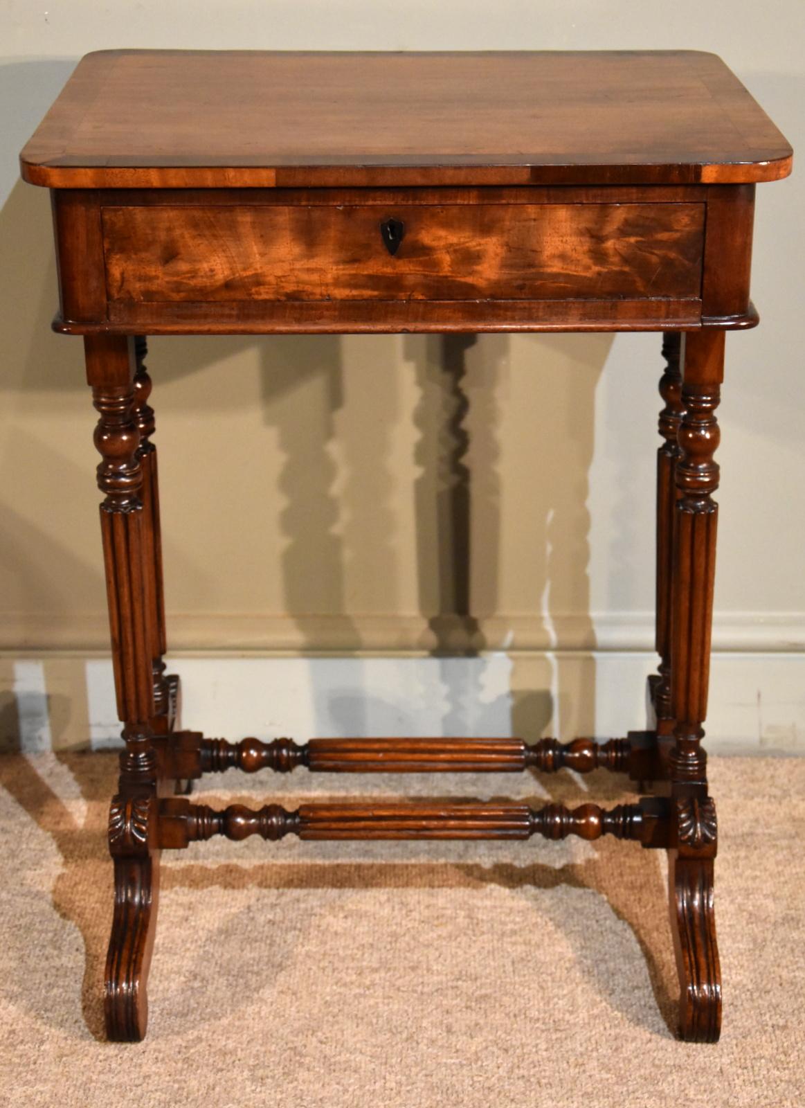 An excellent quality Regency mahogany work table of superb color and proportions. Originally had a silk box or sewing

Measures: Height 27