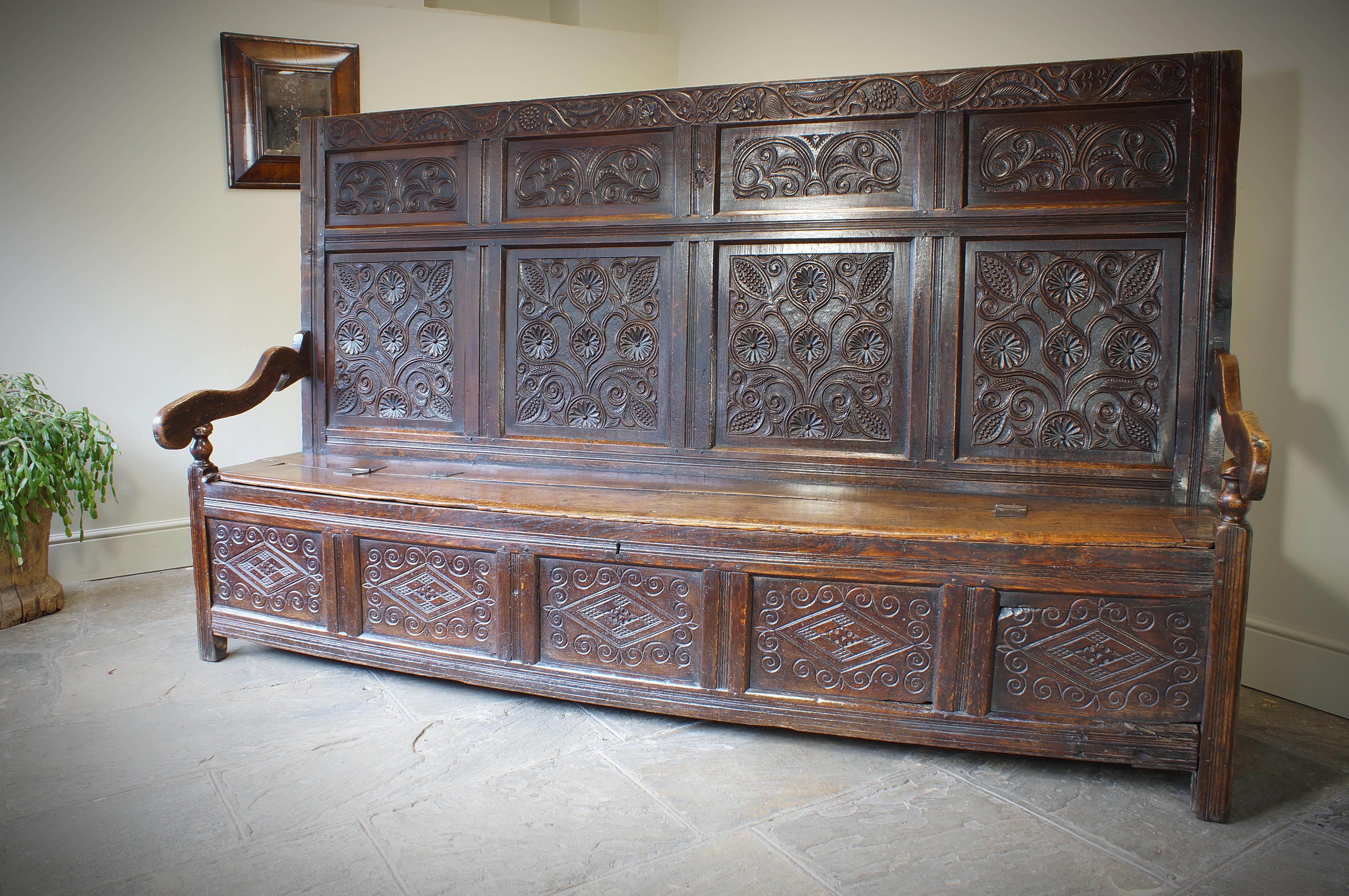 An Exceptional 17th Century English Oak Carved Box Settle. In Good Condition In Skipton, GB