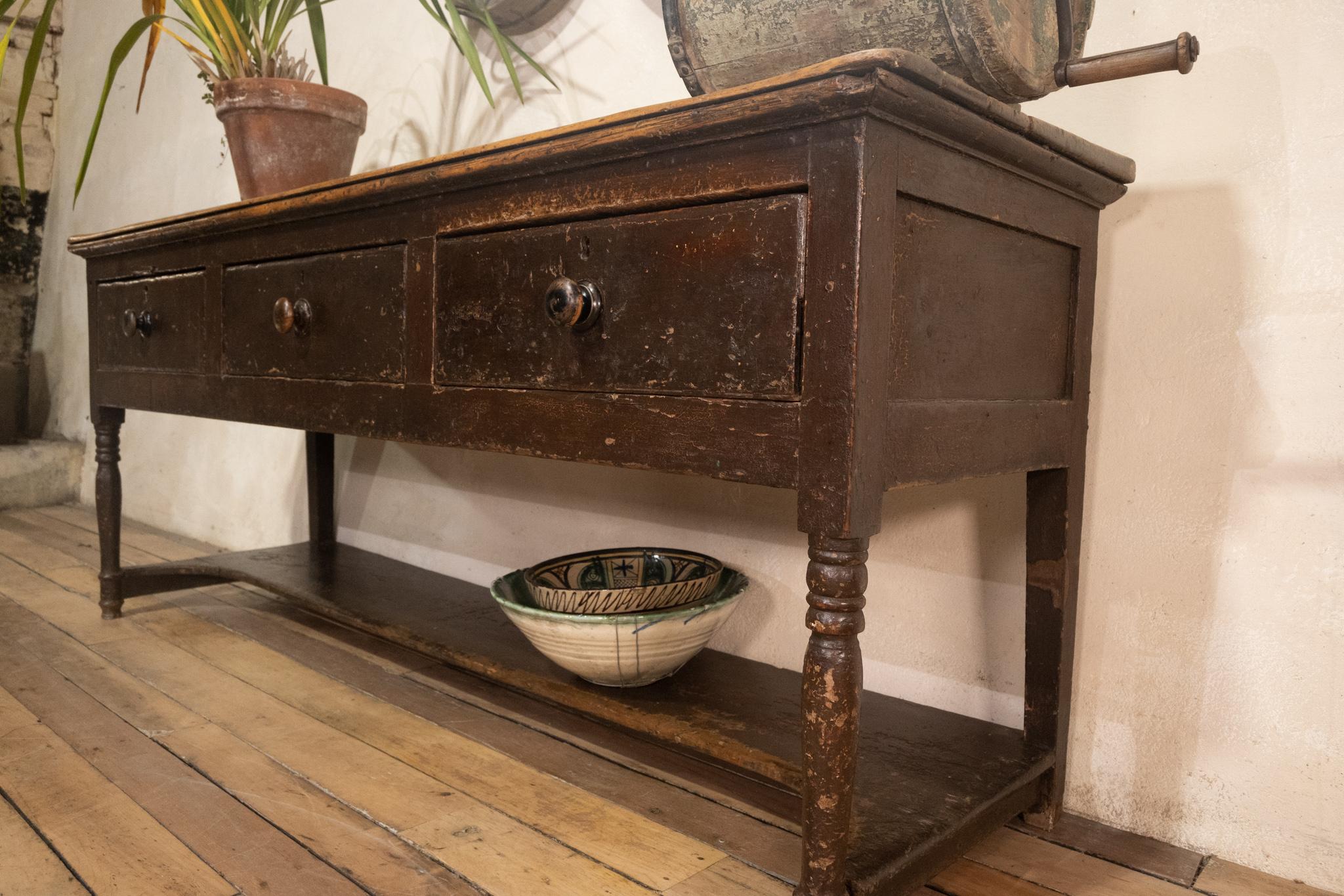 Commode en bois peint de l'Ouest du 18e siècle en vente 8