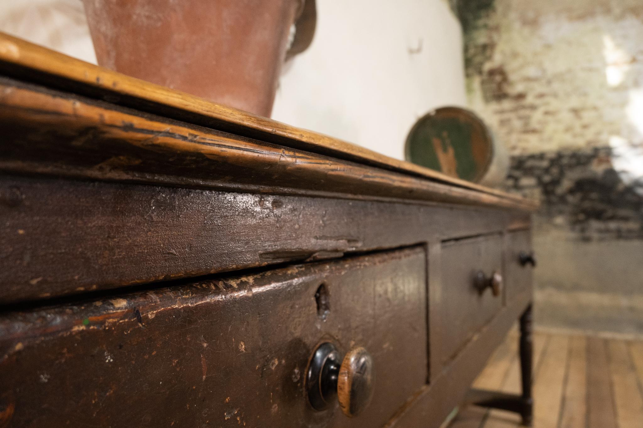 Commode en bois peint de l'Ouest du 18e siècle en vente 11