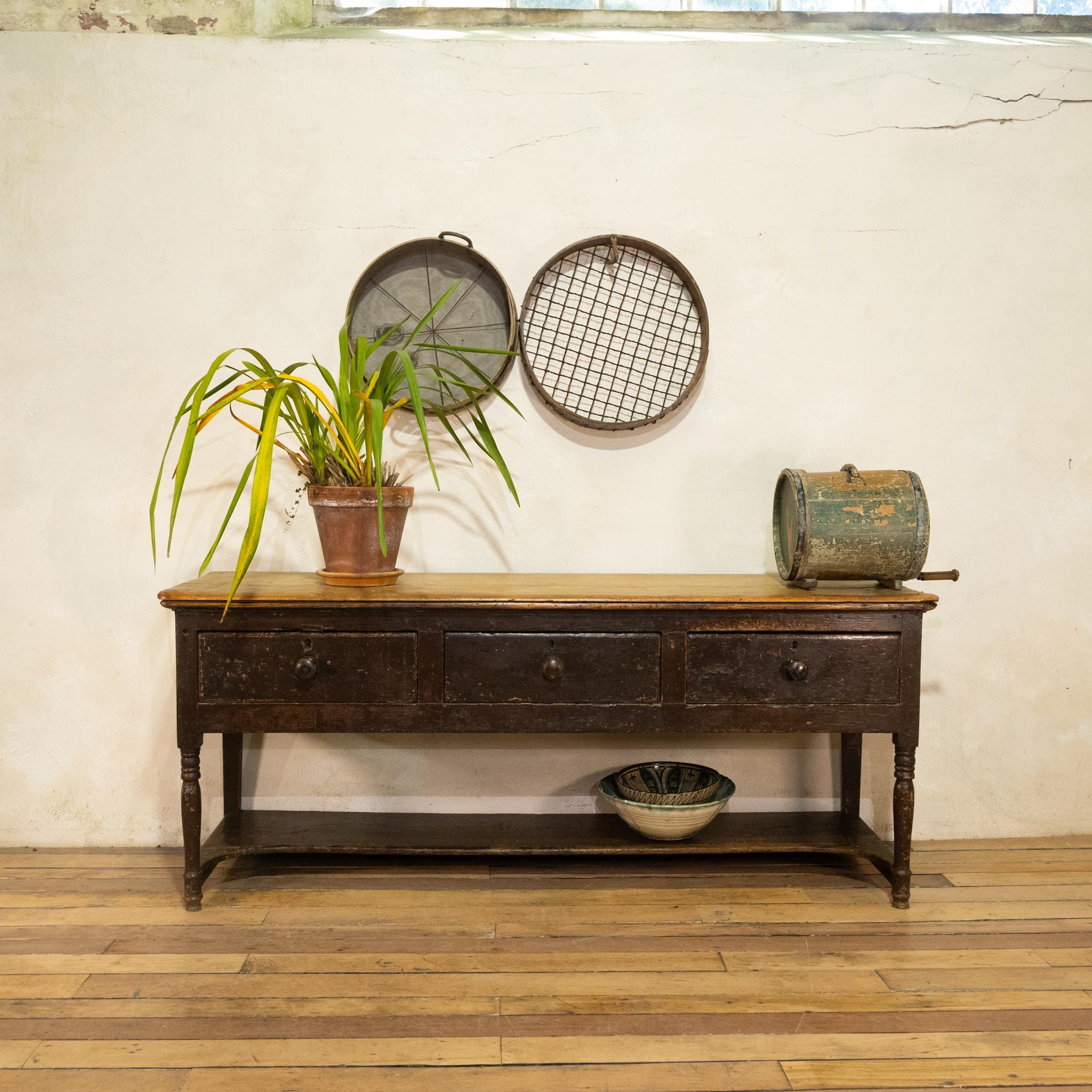 18th Century West Country Painted Potboard Dresser base In Good Condition For Sale In Basingstoke, Hampshire