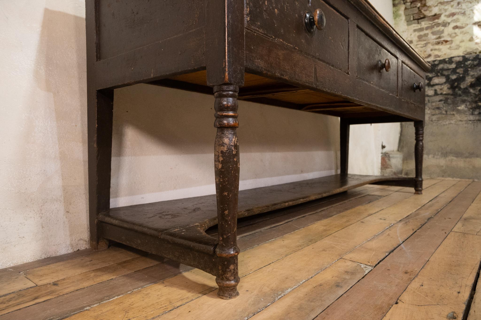 Pin Commode en bois peint de l'Ouest du 18e siècle en vente