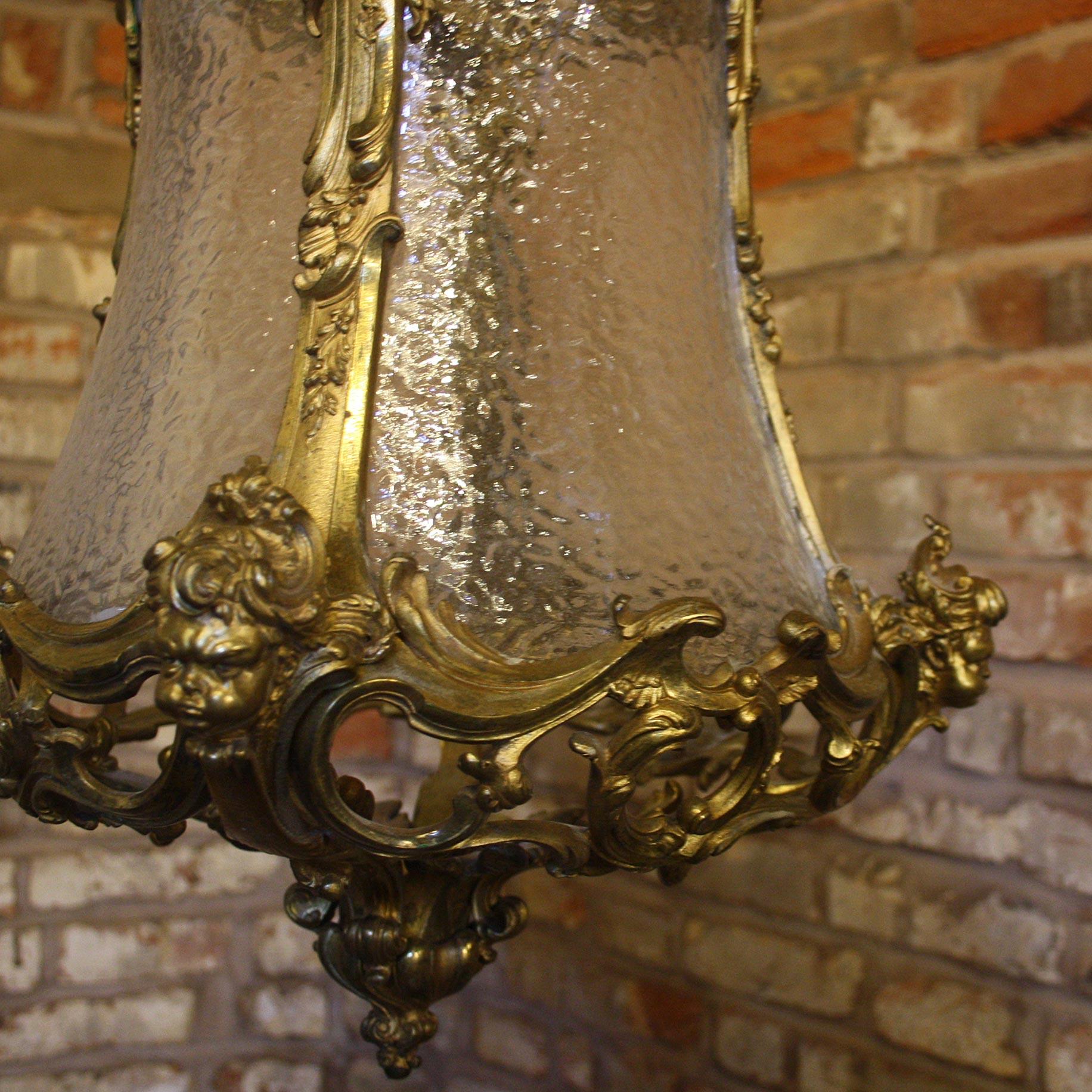 Eine außergewöhnliche antike Laterne aus dem 19. Jahrhundert, vollständig restauriert und mit Originalglas.

Das vergoldete Metall ist von höchster Qualität, wie man an den Cherub-Hörkeln sehen kann, die um die Laterne herum angebracht
