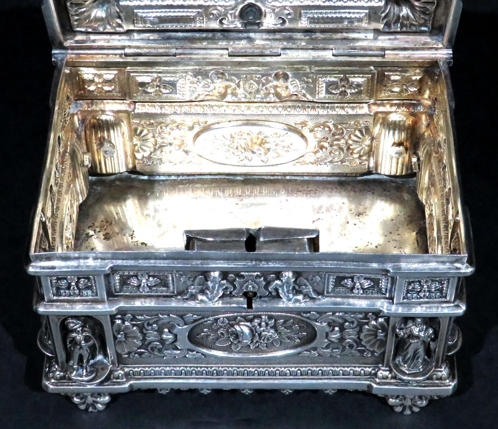 Exceptionnel coffret à sucre en argent de Vienne de style Revive du 19e siècle en vente 2