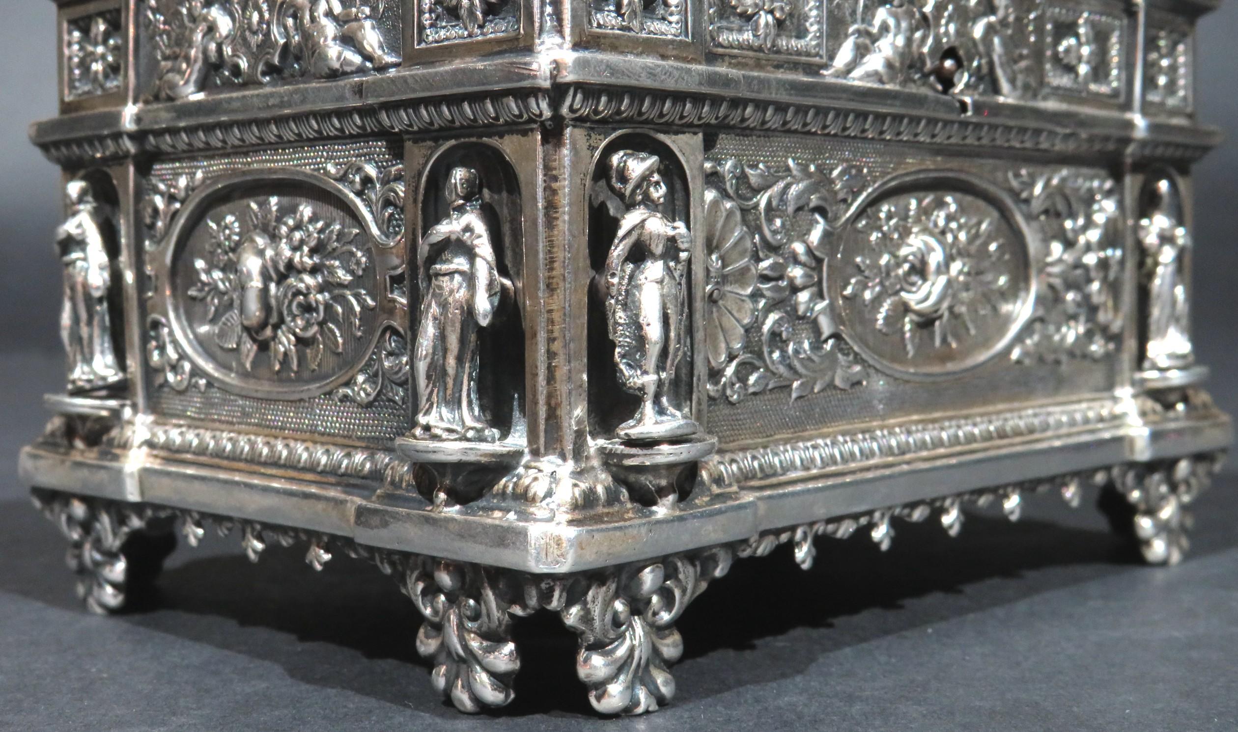 Exceptionnel coffret à sucre en argent de Vienne de style Revive du 19e siècle en vente 7