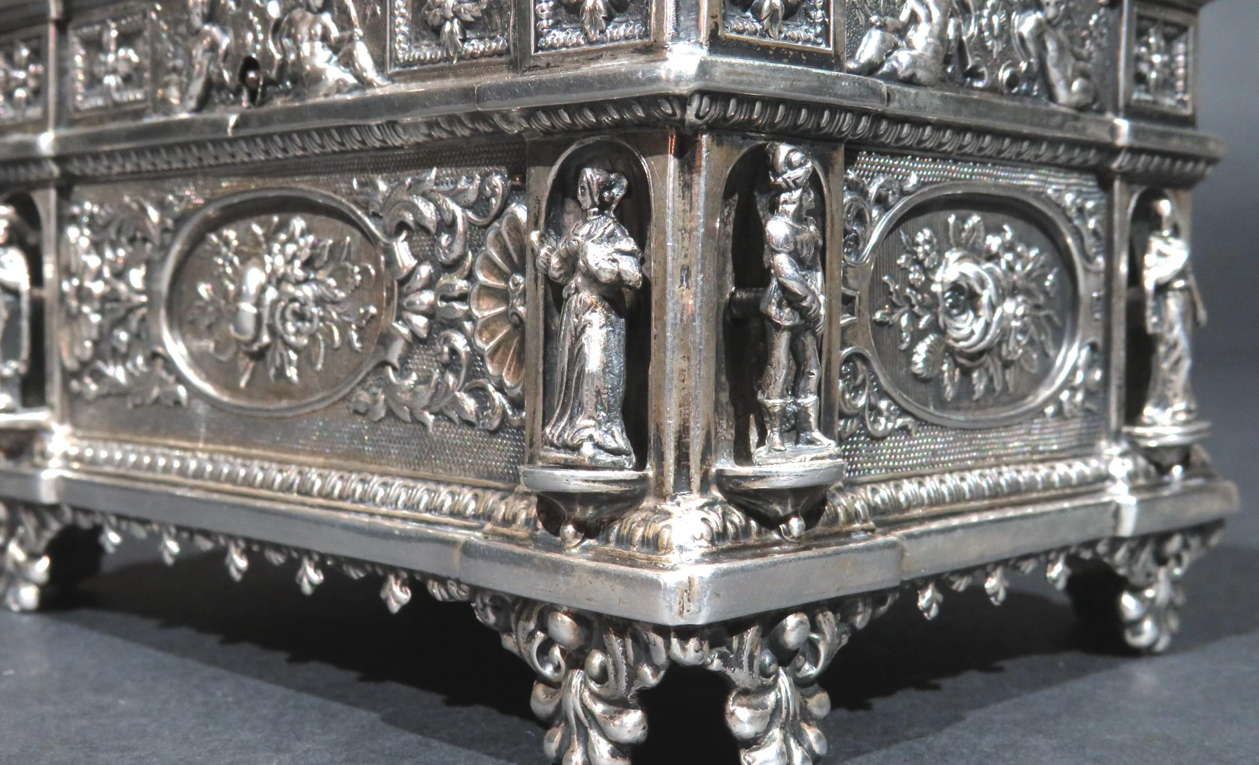 Exceptionnel coffret à sucre en argent de Vienne de style Revive du 19e siècle en vente 8
