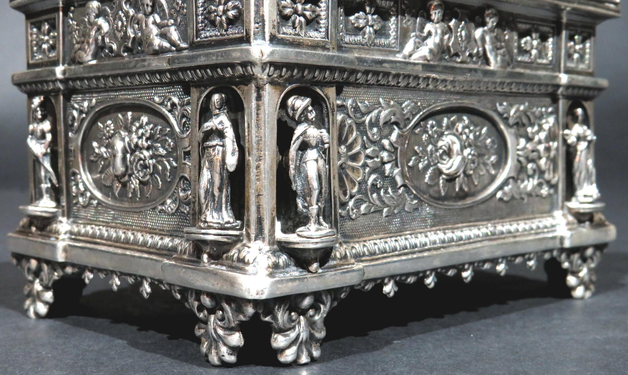 Exceptionnel coffret à sucre en argent de Vienne de style Revive du 19e siècle en vente 9