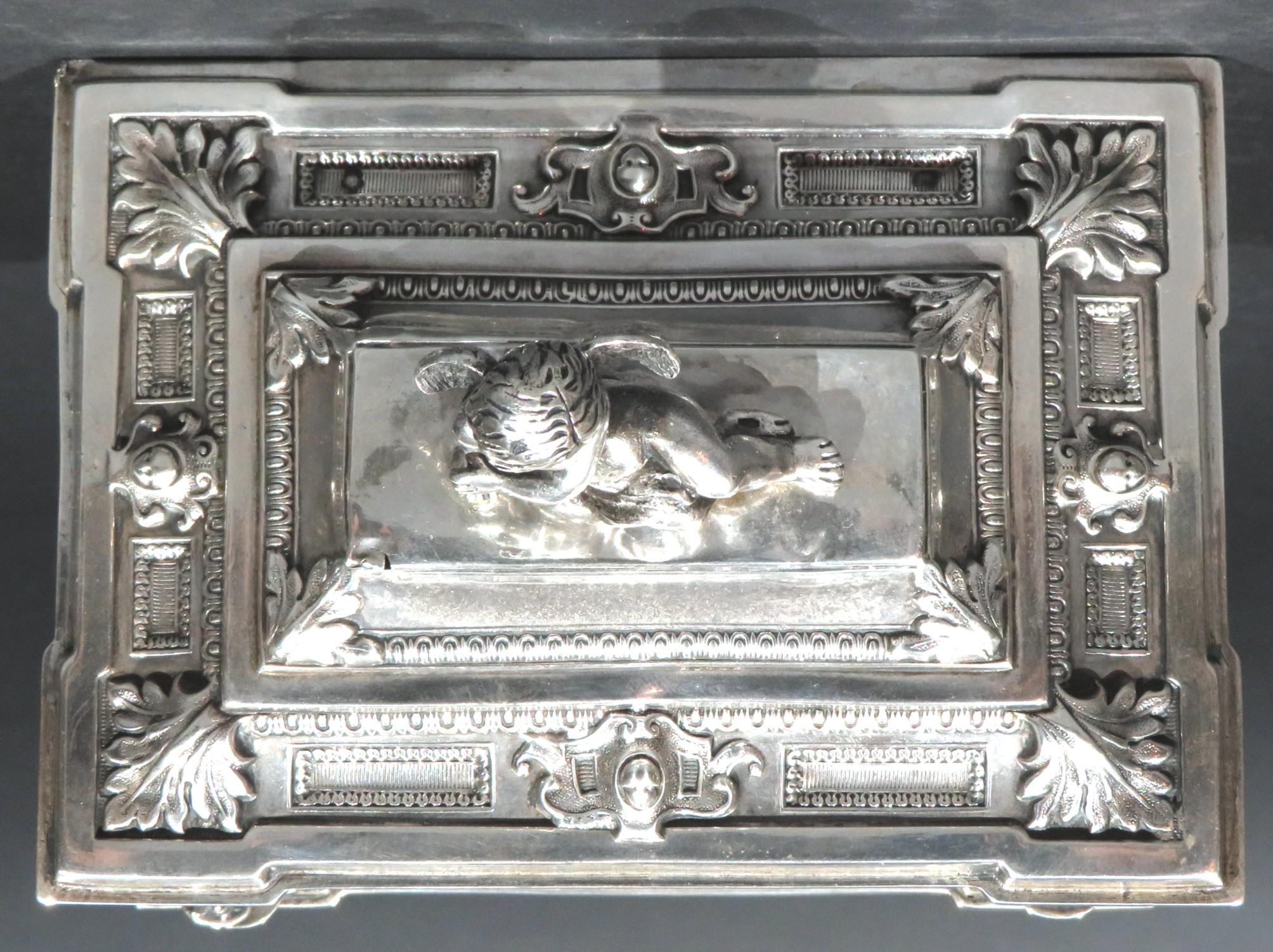 Argent Exceptionnel coffret à sucre en argent de Vienne de style Revive du 19e siècle en vente