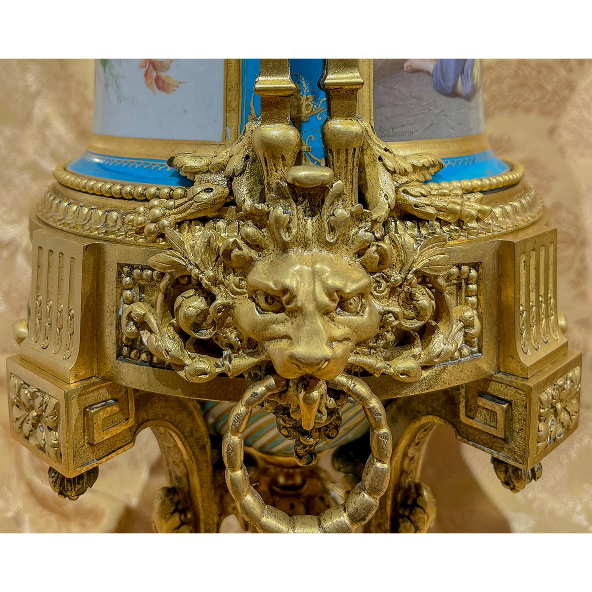 Exceptionnelle et inhabituelle paire d'urnes en porcelaine céruléenne et bronze doré en vente 6
