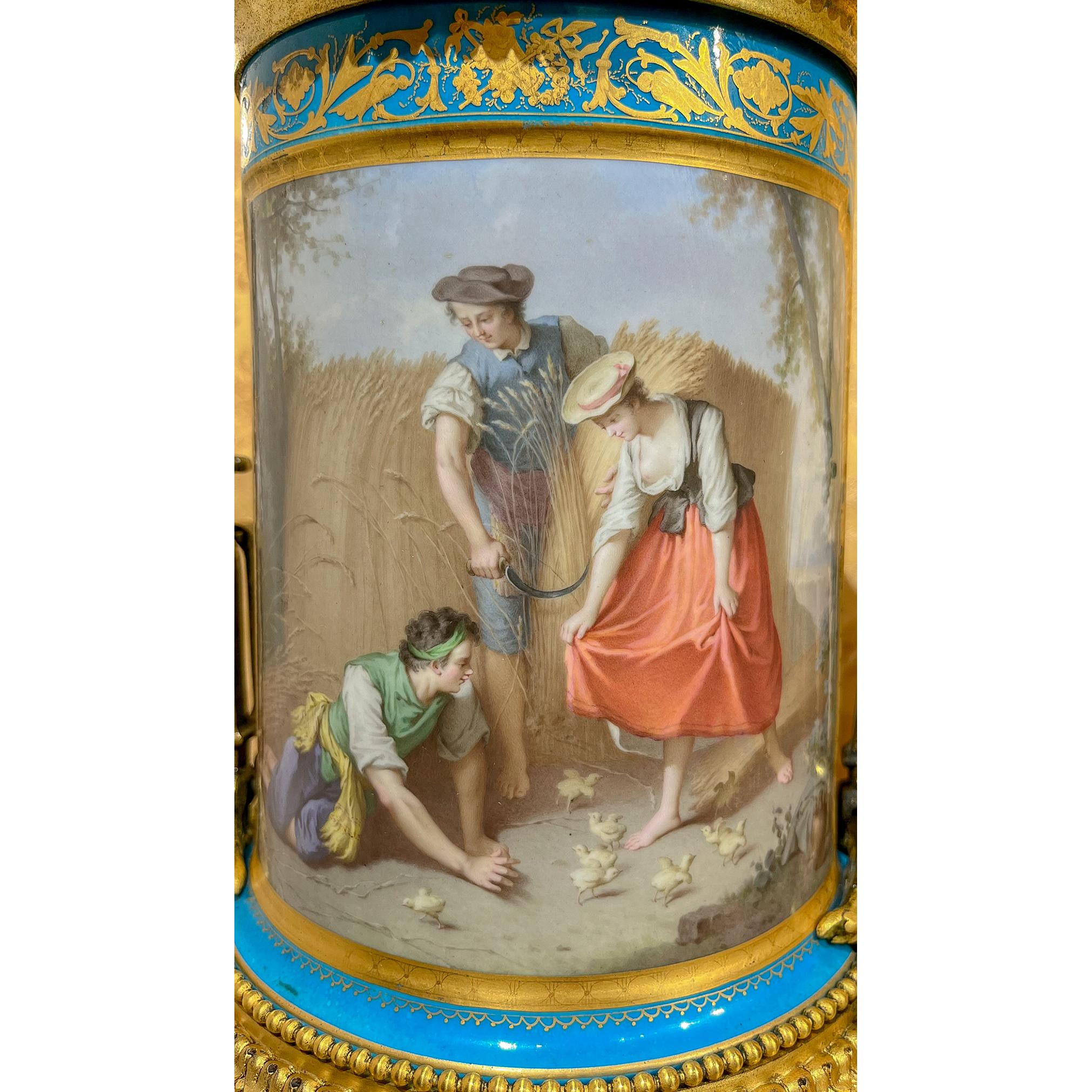Rococo Exceptionnelle et inhabituelle paire d'urnes en porcelaine céruléenne et bronze doré en vente
