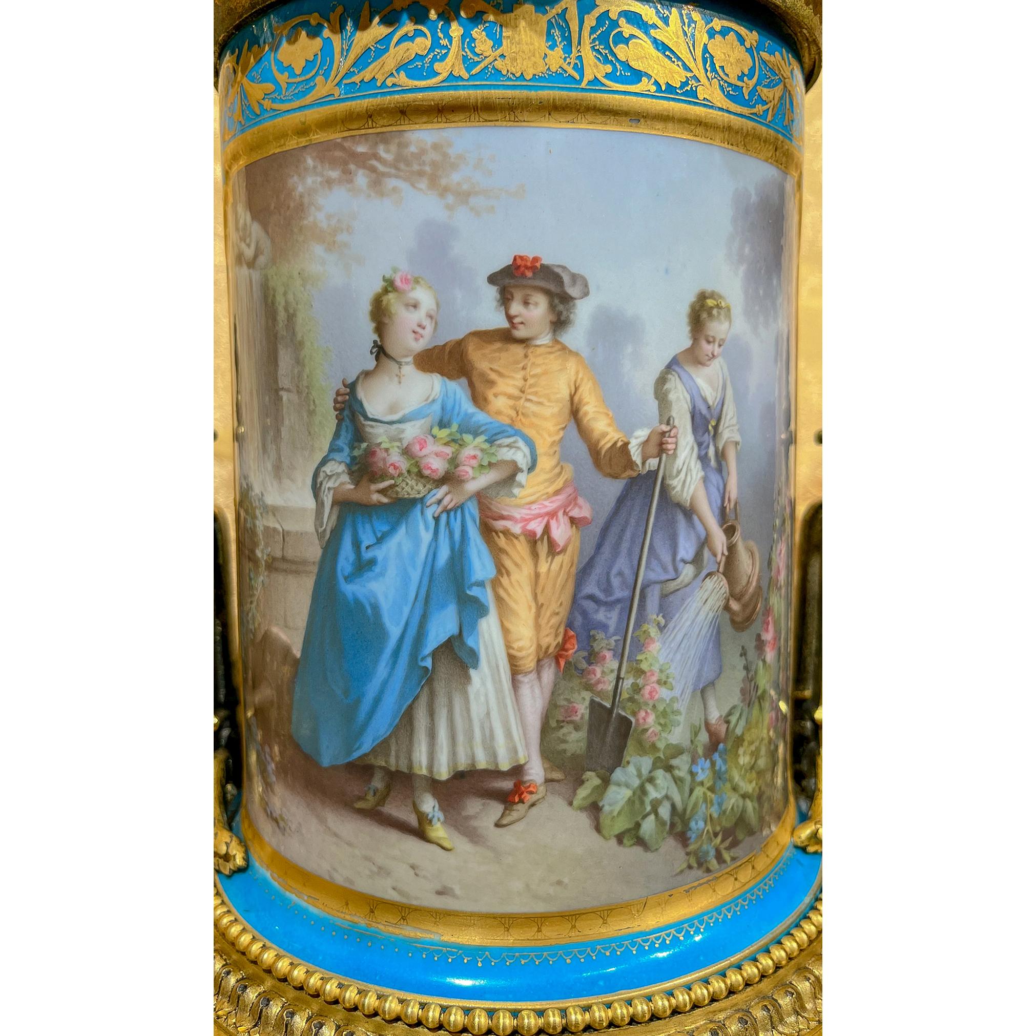 Exceptionnelle et inhabituelle paire d'urnes en porcelaine céruléenne et bronze doré Bon état - En vente à New York, NY