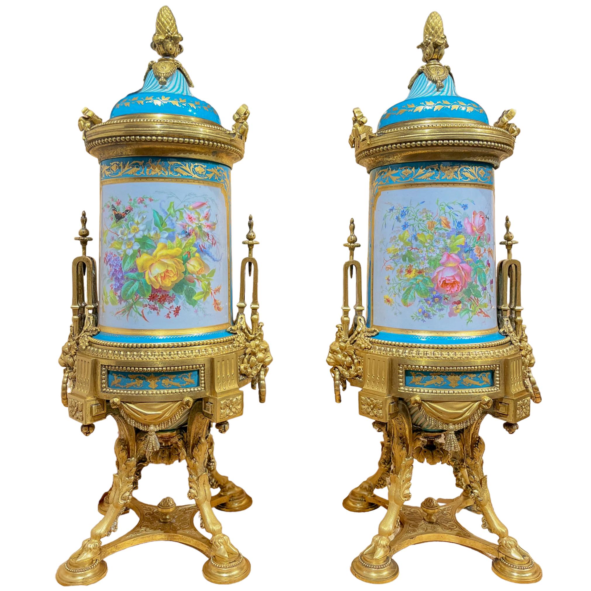 XIXe siècle Exceptionnelle et inhabituelle paire d'urnes en porcelaine céruléenne et bronze doré en vente