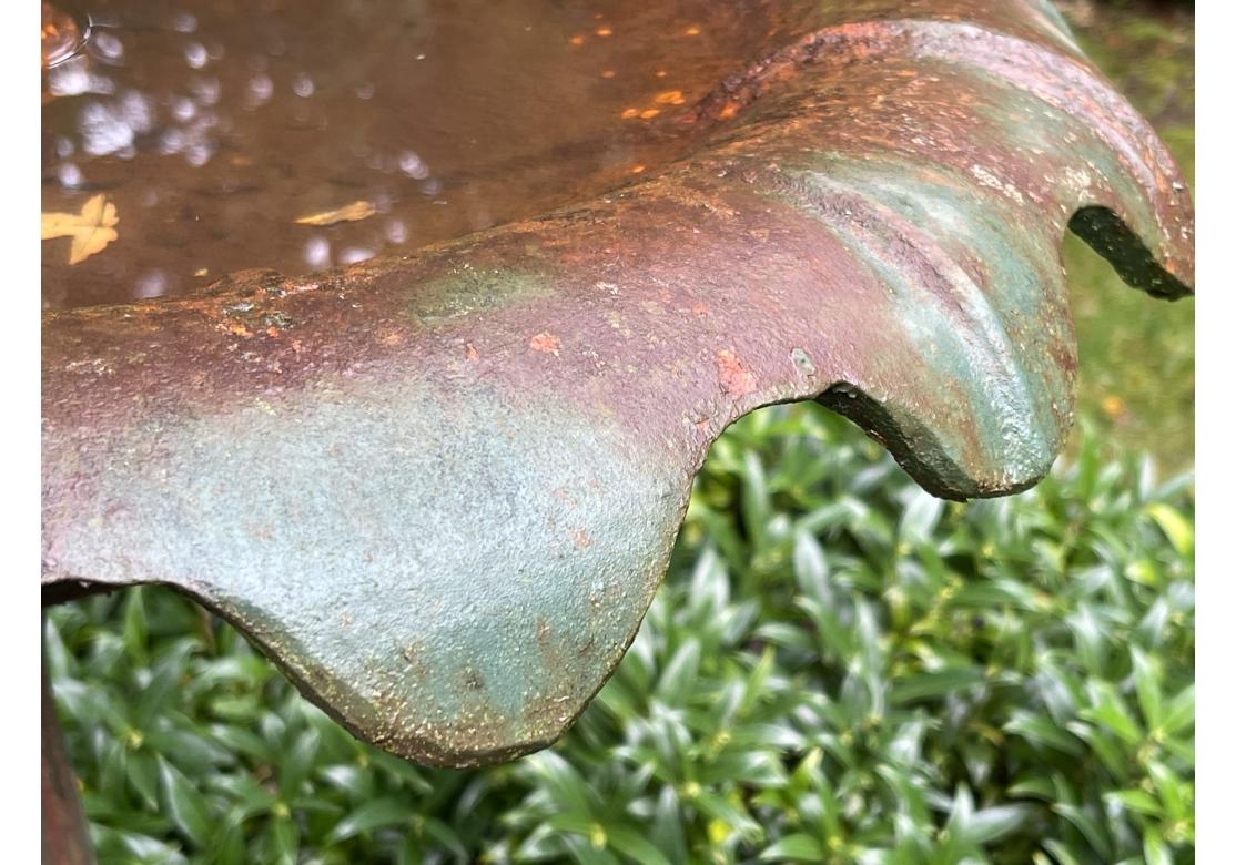 Ein eleganter, stufenförmiger Brunnen aus Gusseisen aus dem 19. Jahrhundert in einem fein verwitterten grünen Anstrich. Die fein proportionierte zentrale Stütze mit kanneliertem Säulenfuß trägt zwei elegante, geschwungene Etagen. Der Betriebszustand