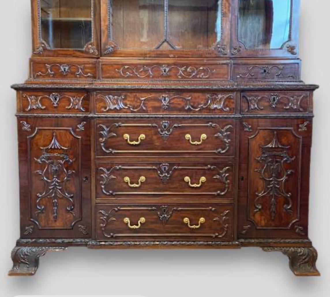 Libreria in mogano di ottima qualità in stile Chippendale cinese con intagli floreali in rilievo, realizzata in Inghilterra e risalente al 1800 circa.
La qualità è fantastica ed è estremamente ben costruita.
La parte superiore a frontone spezzato