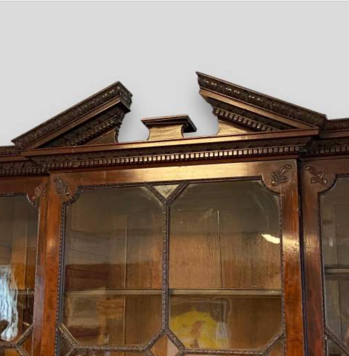 Chippendale cinese Un'eccezionale libreria antica cinese Chippendale in mogano con apertura a strappo in vendita