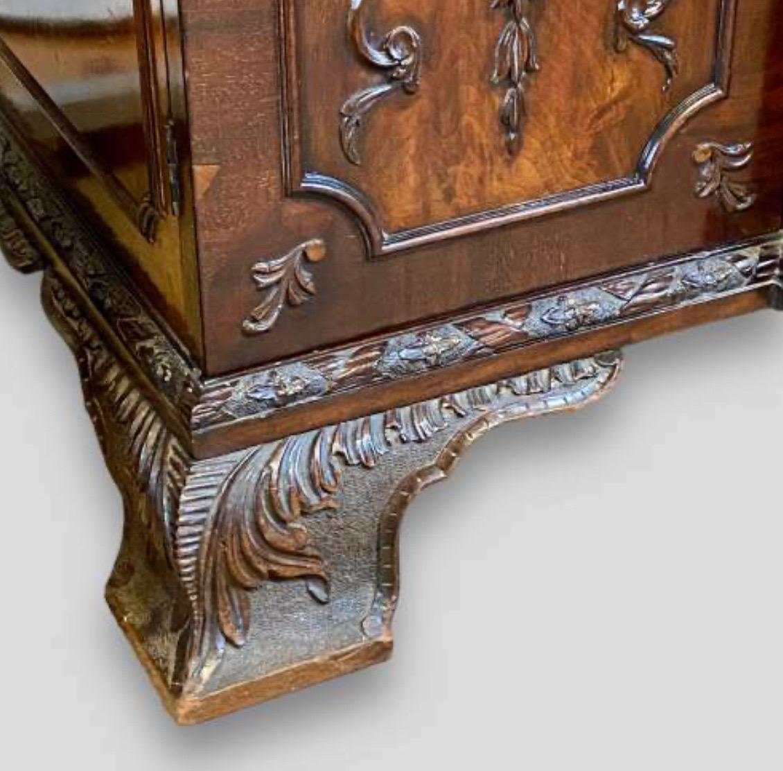 XVIII secolo Un'eccezionale libreria antica cinese Chippendale in mogano con apertura a strappo in vendita