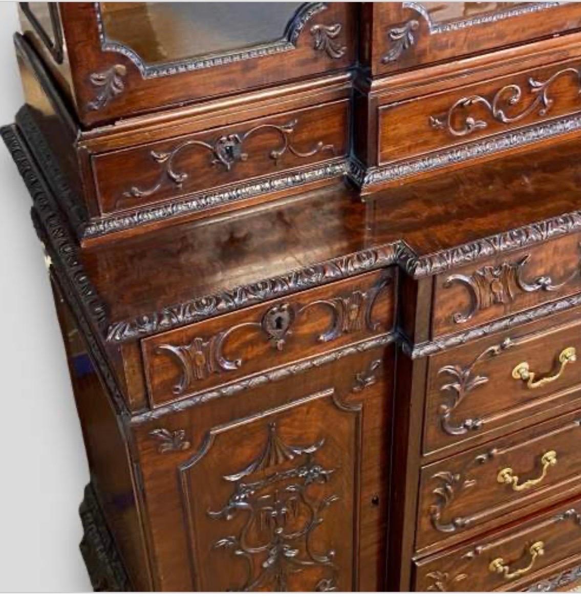 Un'eccezionale libreria antica cinese Chippendale in mogano con apertura a strappo in vendita 1