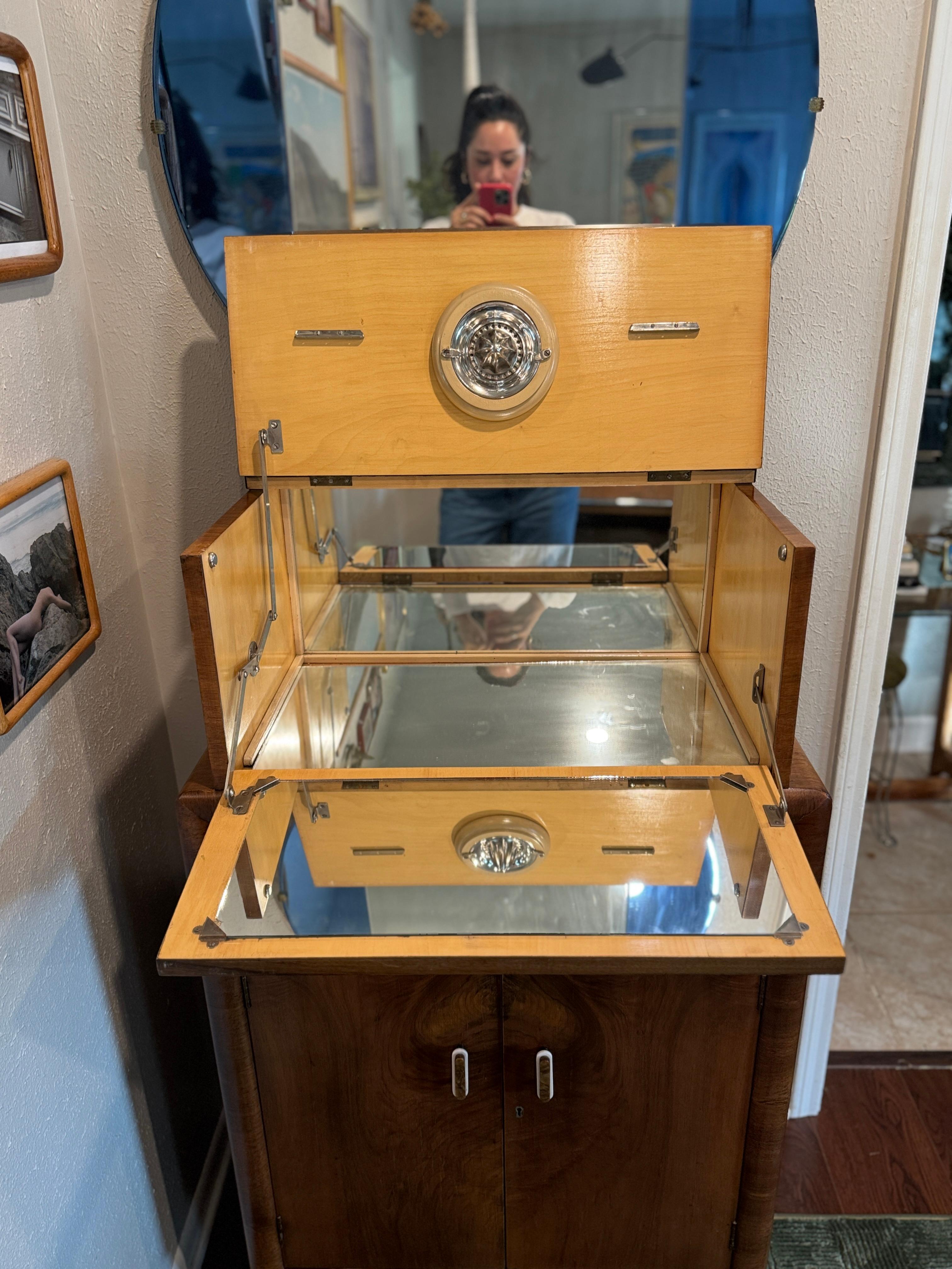 An exceptional Art Deco bar cabinet with mirror, circa 1930s 4