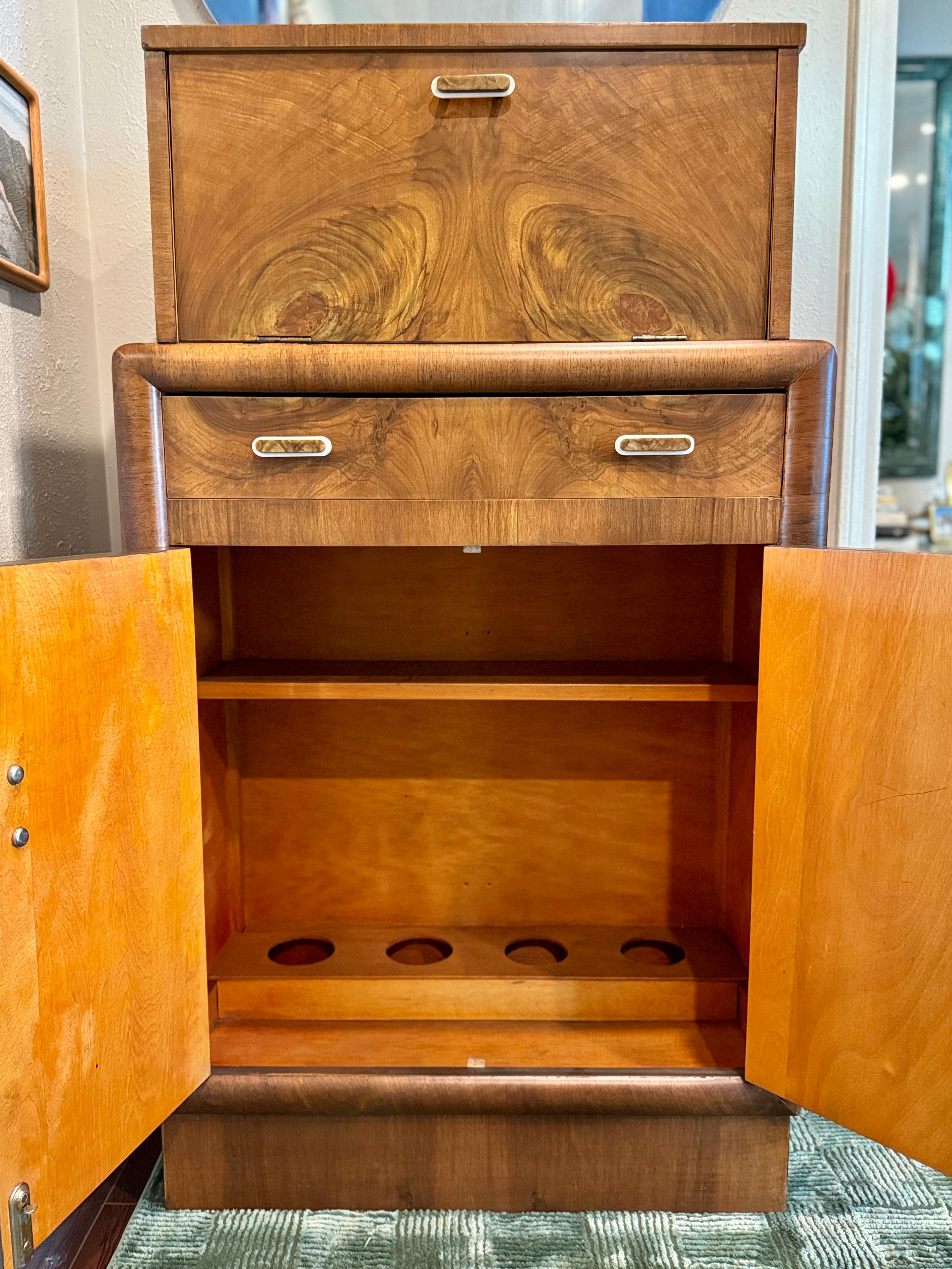 An exceptional Art Deco bar cabinet with mirror, circa 1930s 7