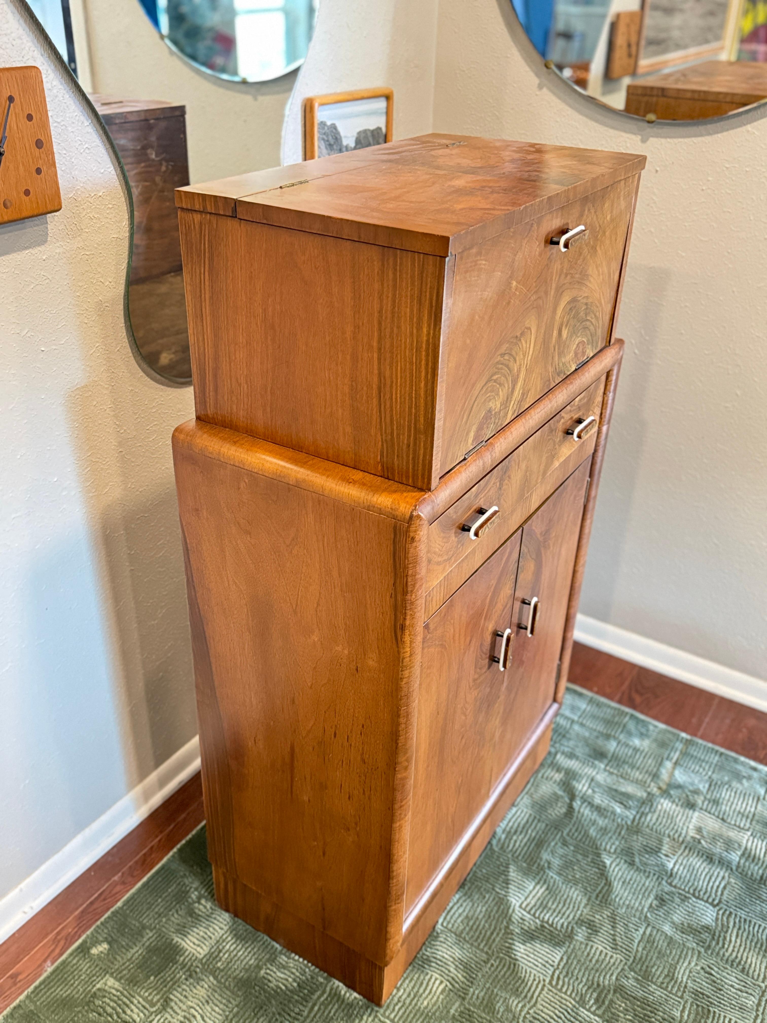 An exceptional Art Deco bar cabinet with mirror, circa 1930s 11