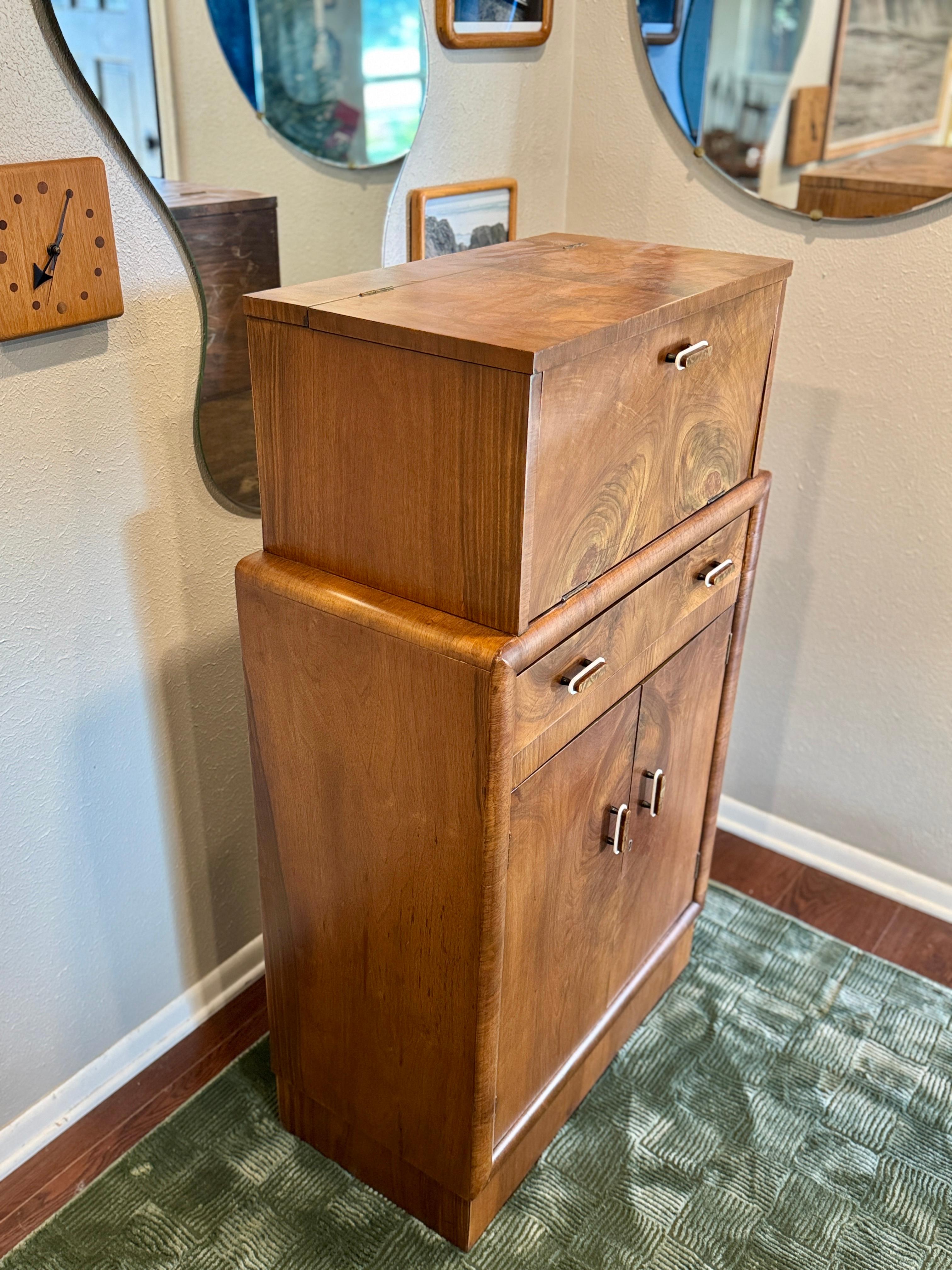 An exceptional Art Deco bar cabinet with mirror, circa 1930s 12