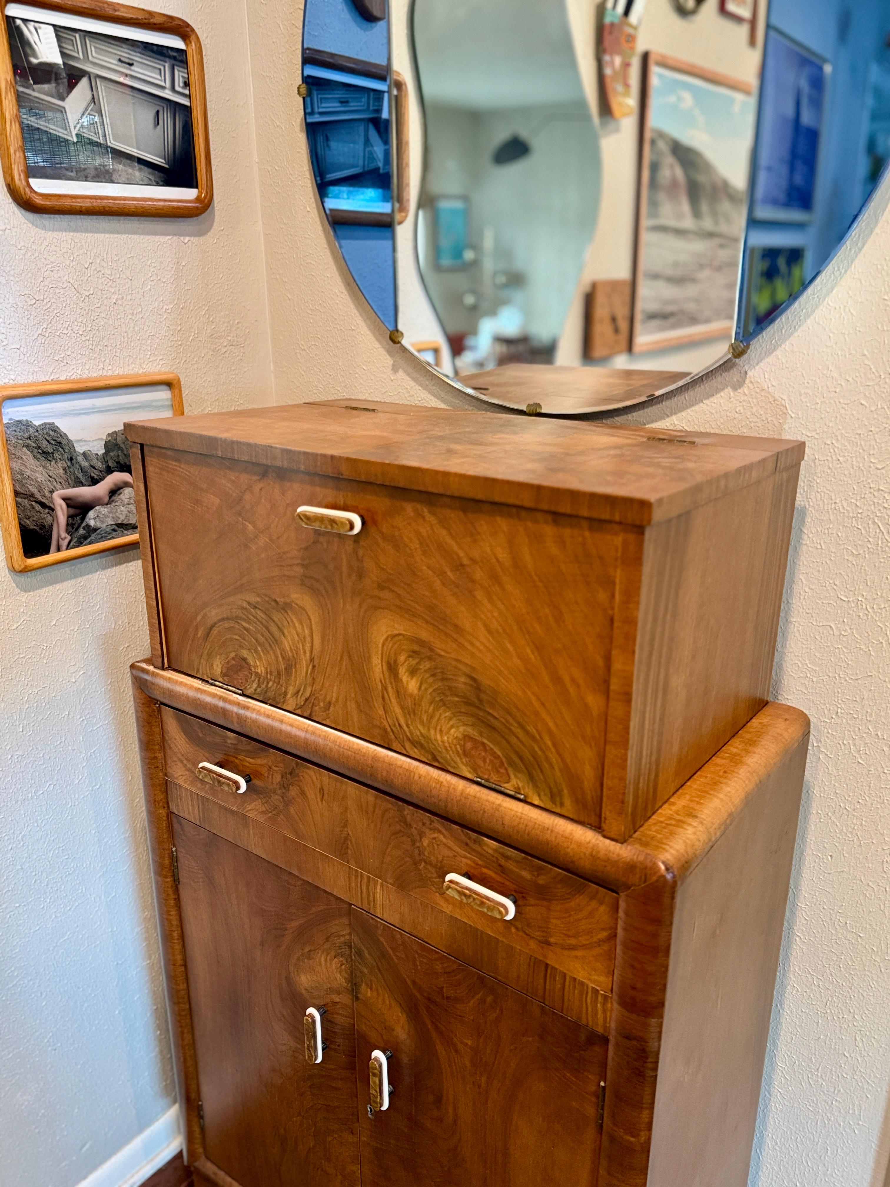 Unknown An exceptional Art Deco bar cabinet with mirror, circa 1930s