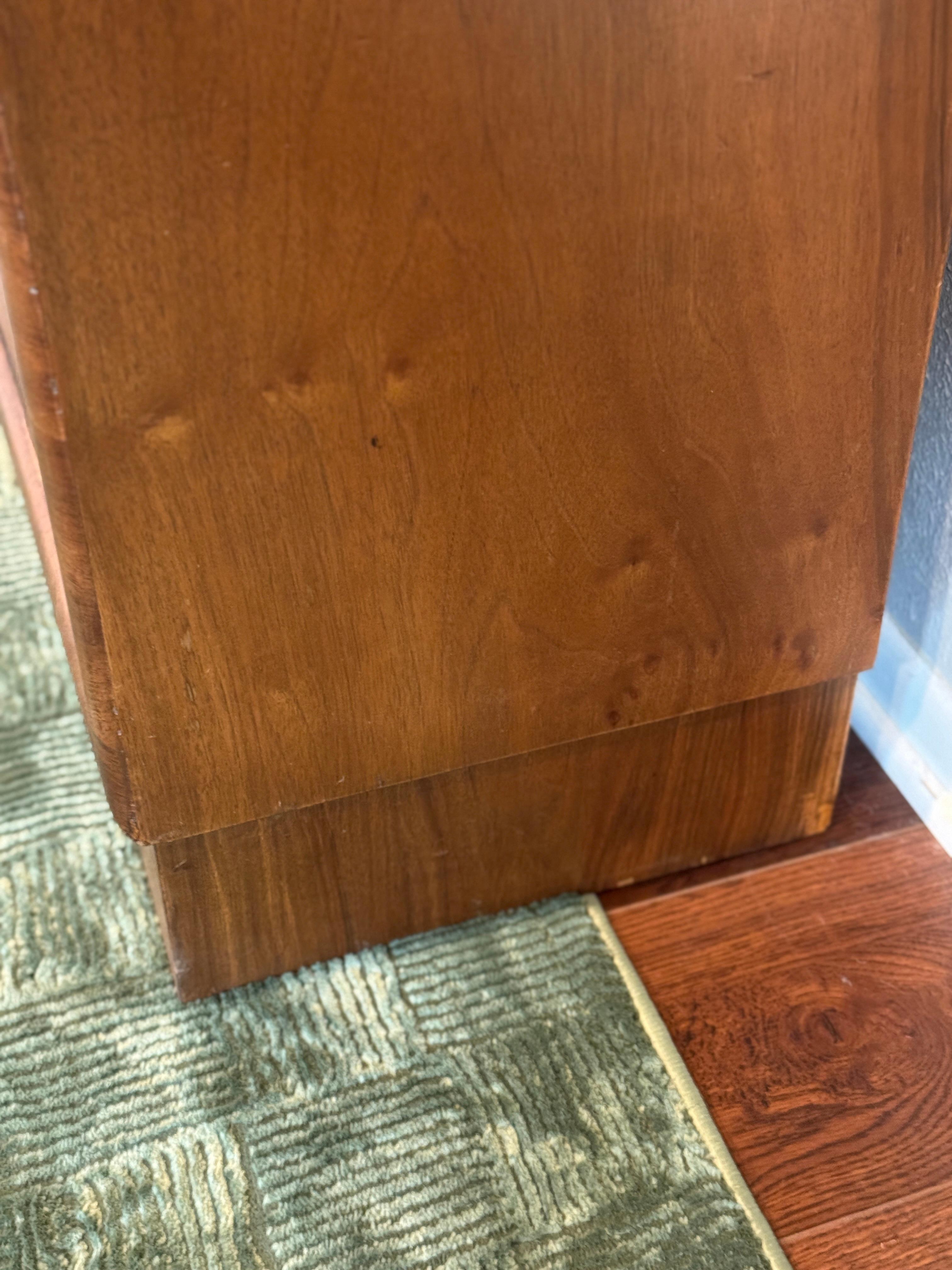 An exceptional Art Deco bar cabinet with mirror, circa 1930s In Good Condition In Houston, TX