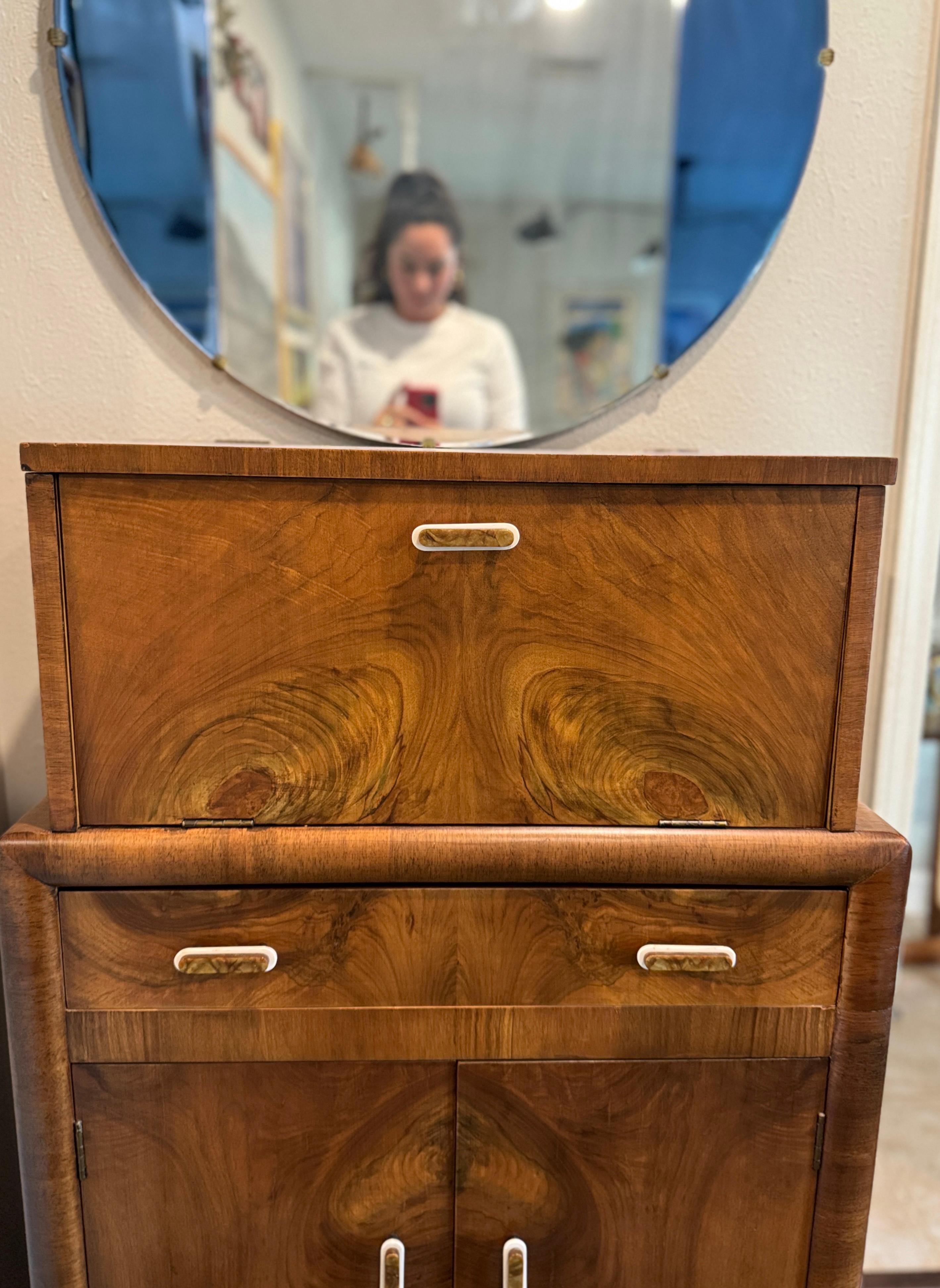 An exceptional Art Deco bar cabinet with mirror, circa 1930s 1