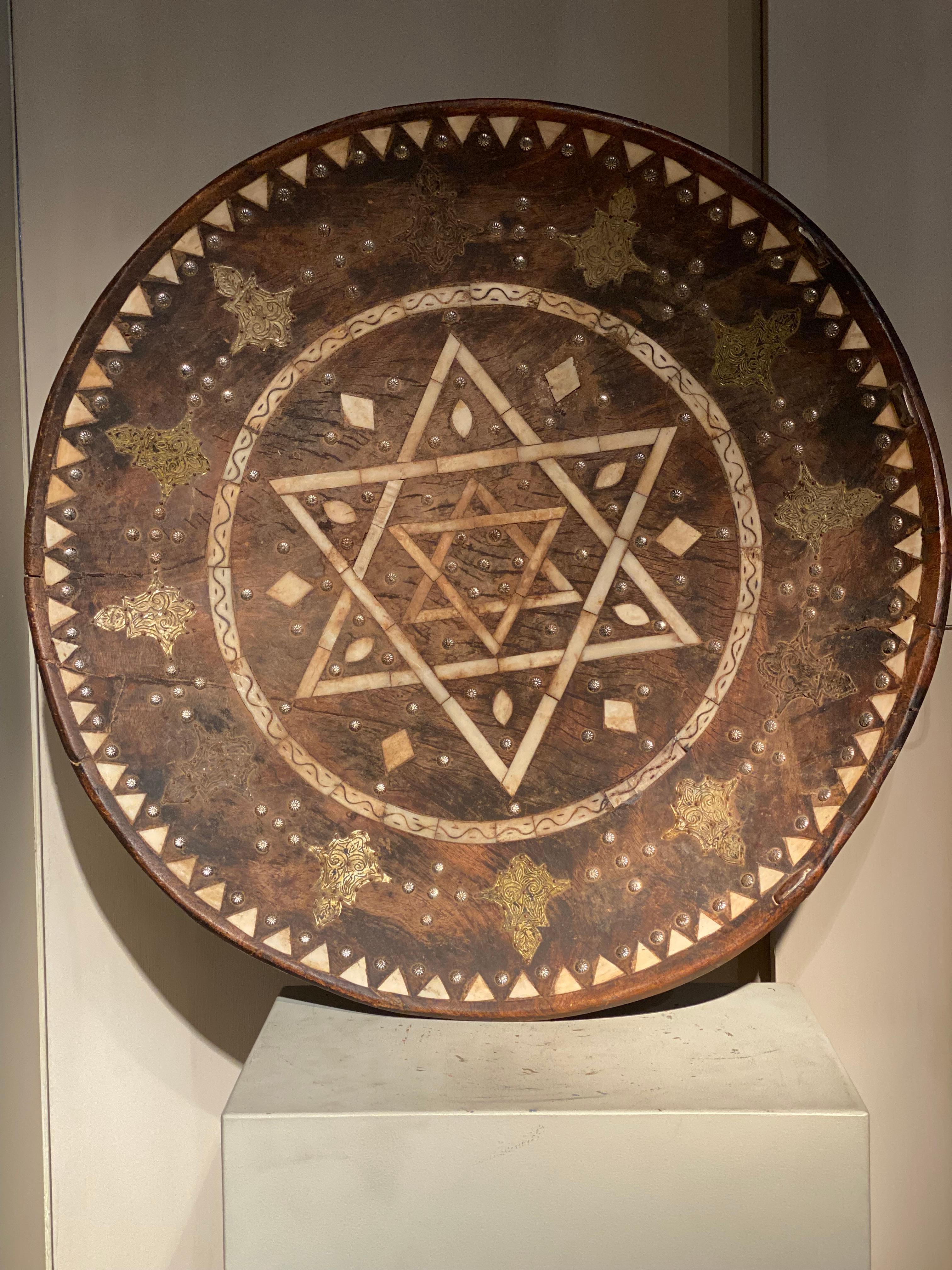 An exceptional Wooden plate from the Touareg ethnic group from the 
Sahara Desert,from around 1930,
beautiful Acacia Wood,metal, bone, copper,
refined decorated with typically oriental motives,
very nice old patina and wear of the wood,
an object