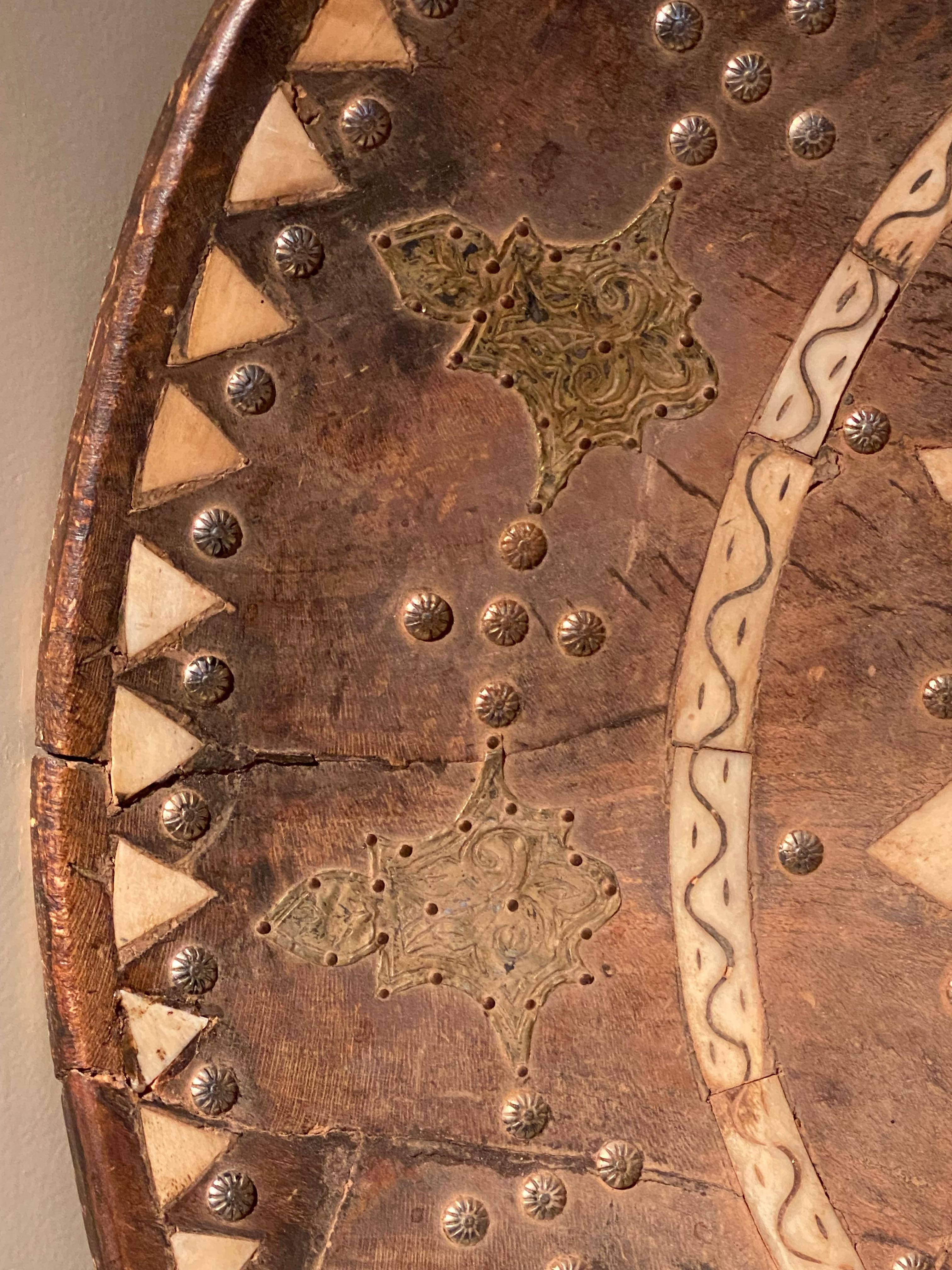 An exceptional Berber Wooden Plate In Fair Condition For Sale In Schellebelle, BE
