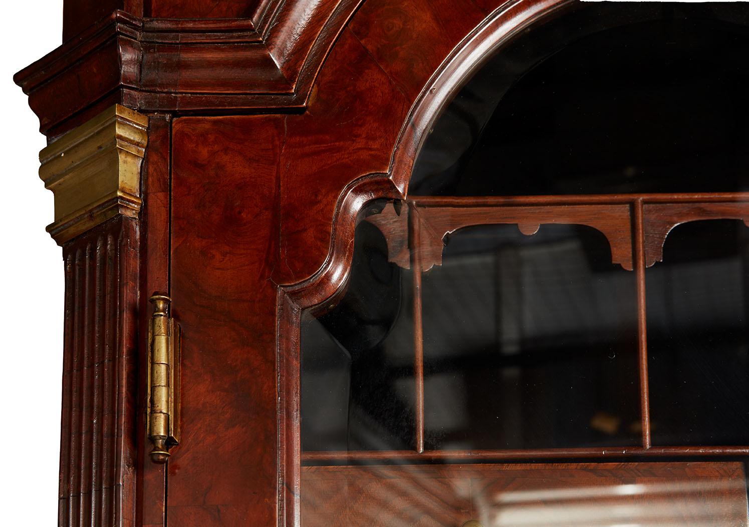 Una excepcional librería burl de nogal en venta 3