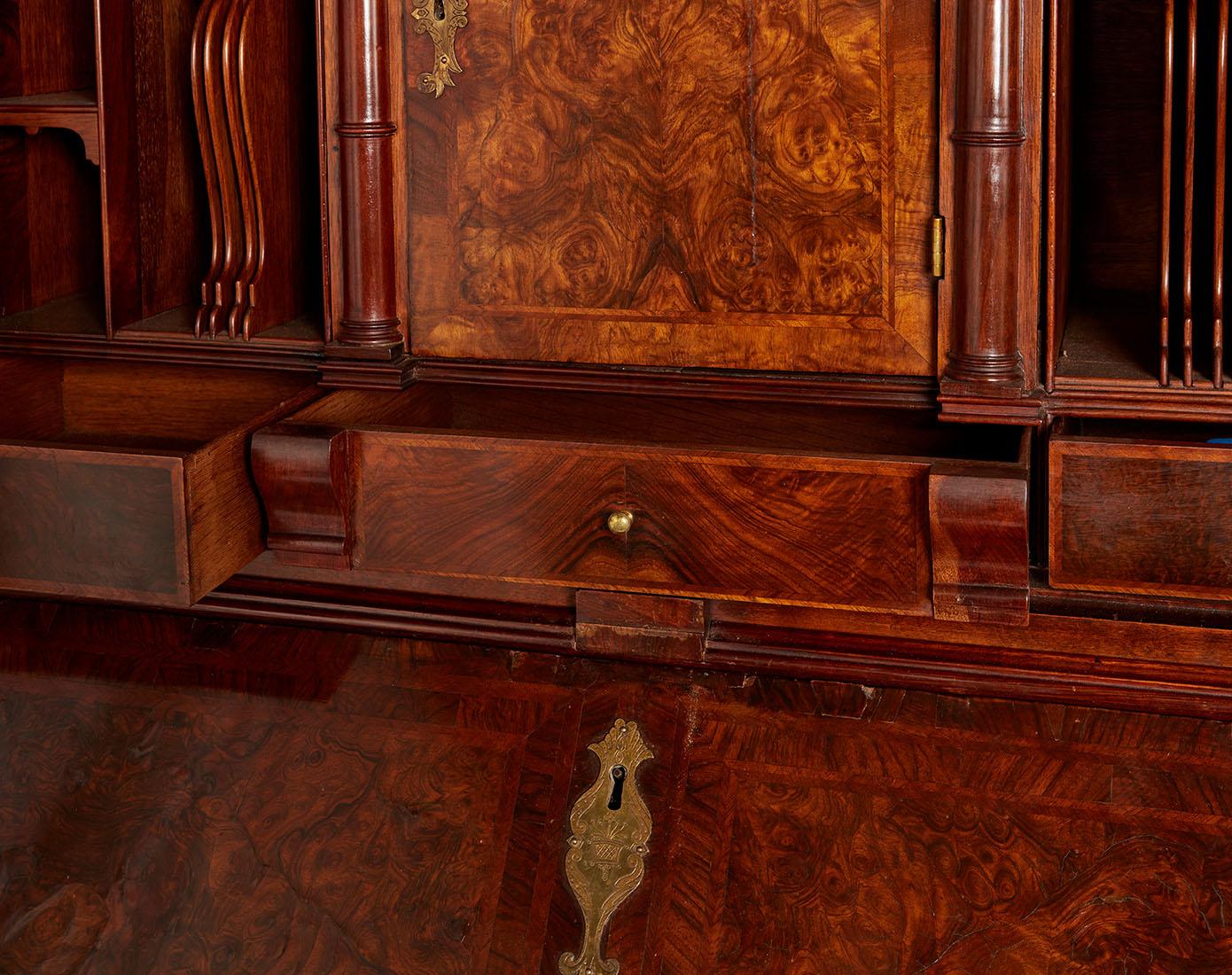 Una excepcional librería burl de nogal en venta 4