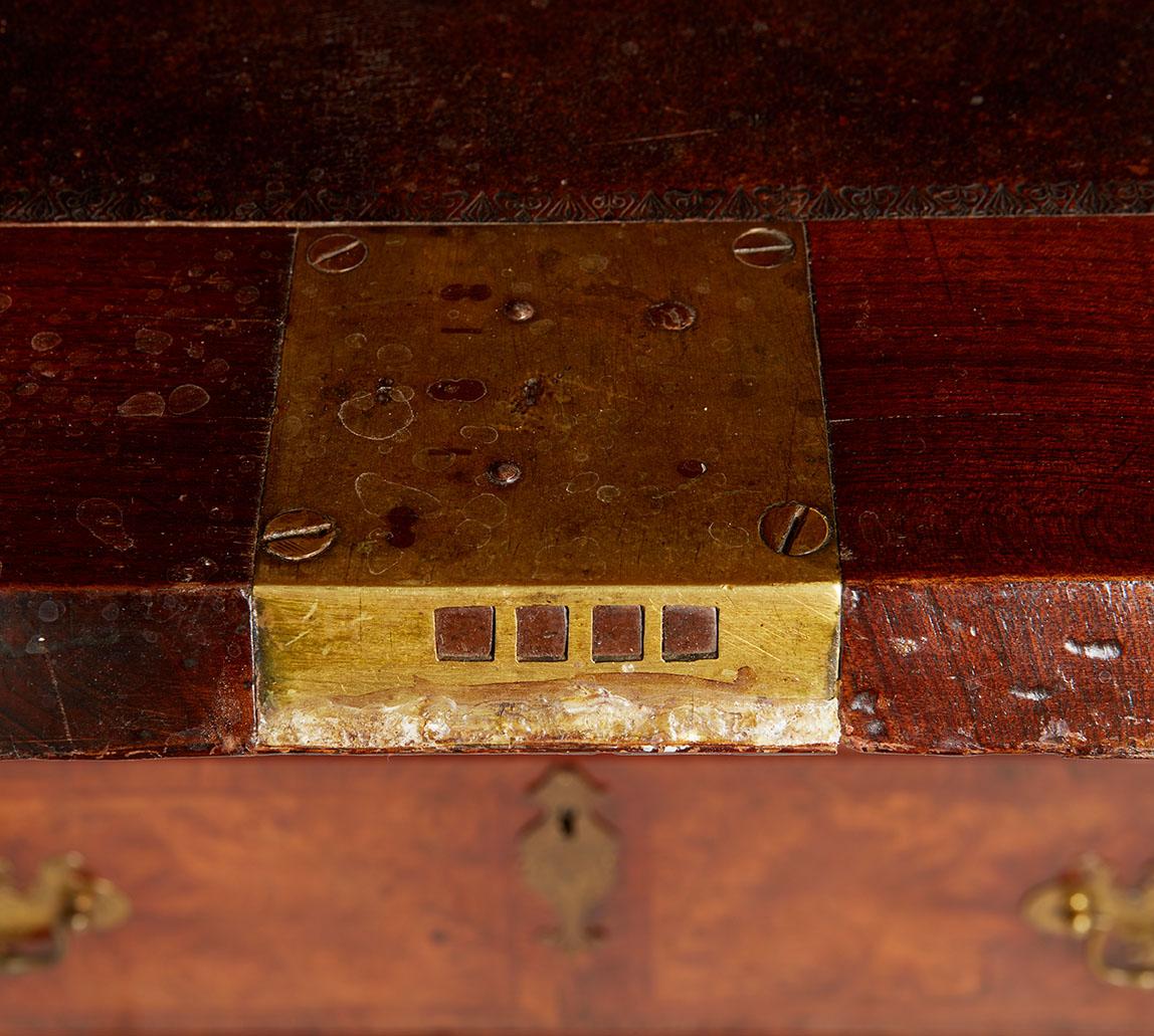 Una excepcional librería burl de nogal en venta 6