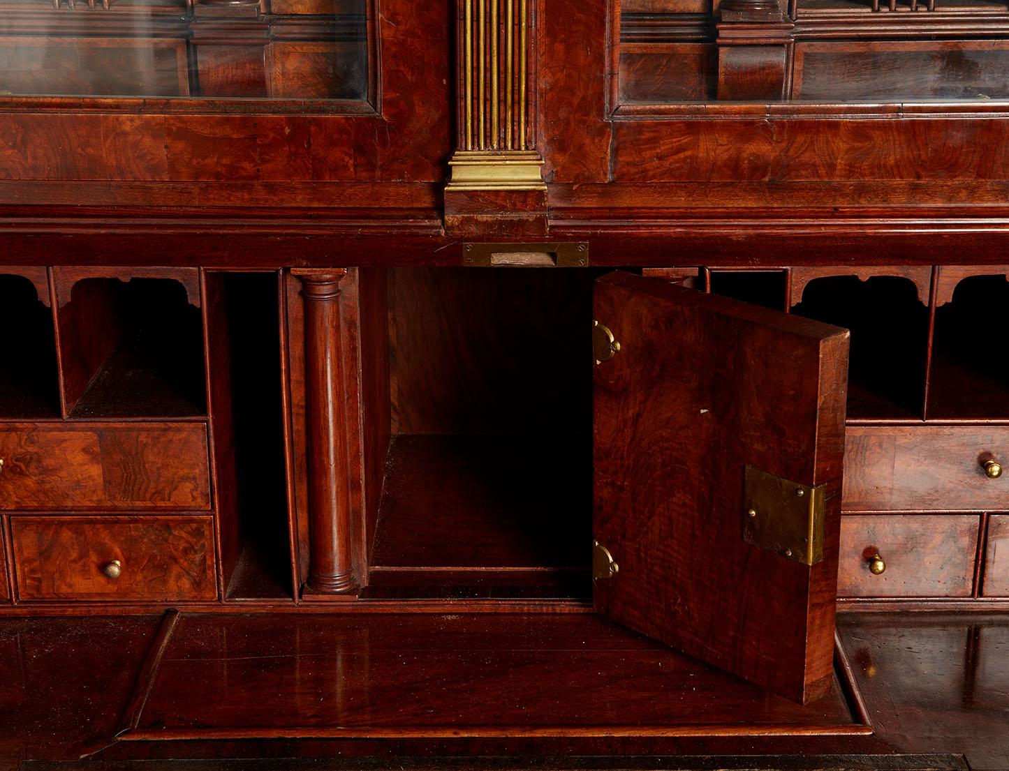 Una excepcional librería burl de nogal en venta 8