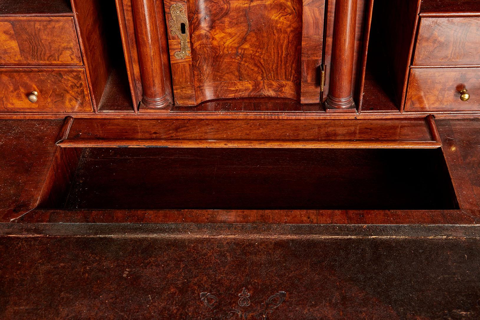 Una excepcional librería burl de nogal en venta 9