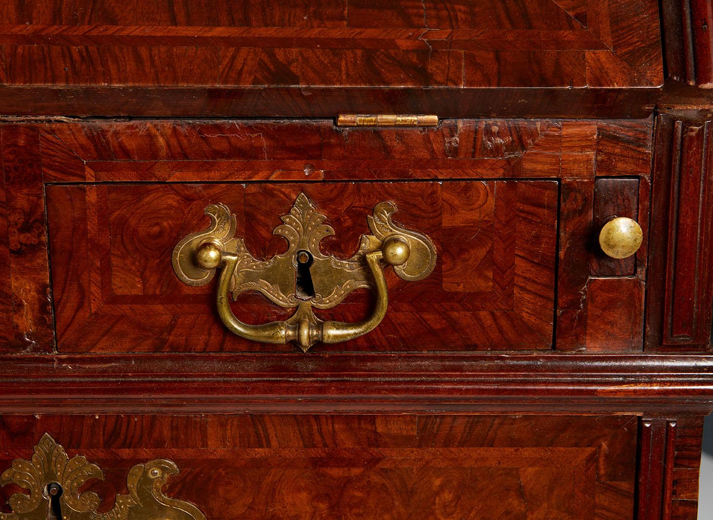 Una excepcional librería burl de nogal principios del siglo XVIII en venta