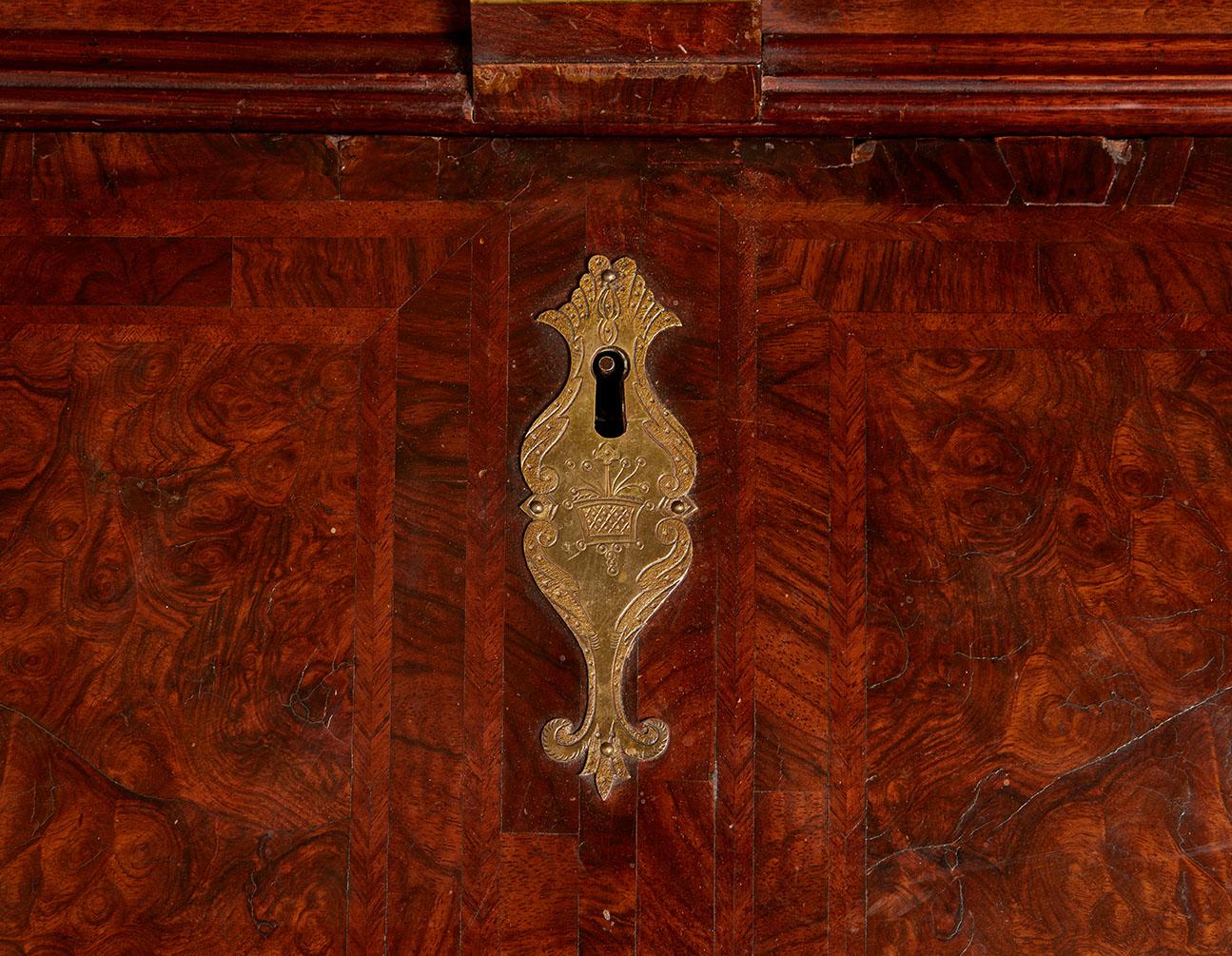 Una excepcional librería burl de nogal Latón en venta