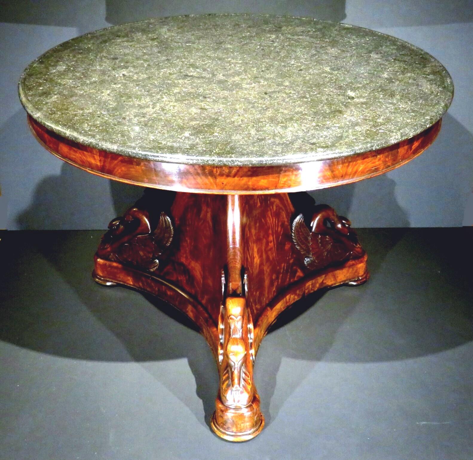 Français Exceptionnelle table à piédestal / table centrale en acajou d'époque Empire français, vers 1815 en vente