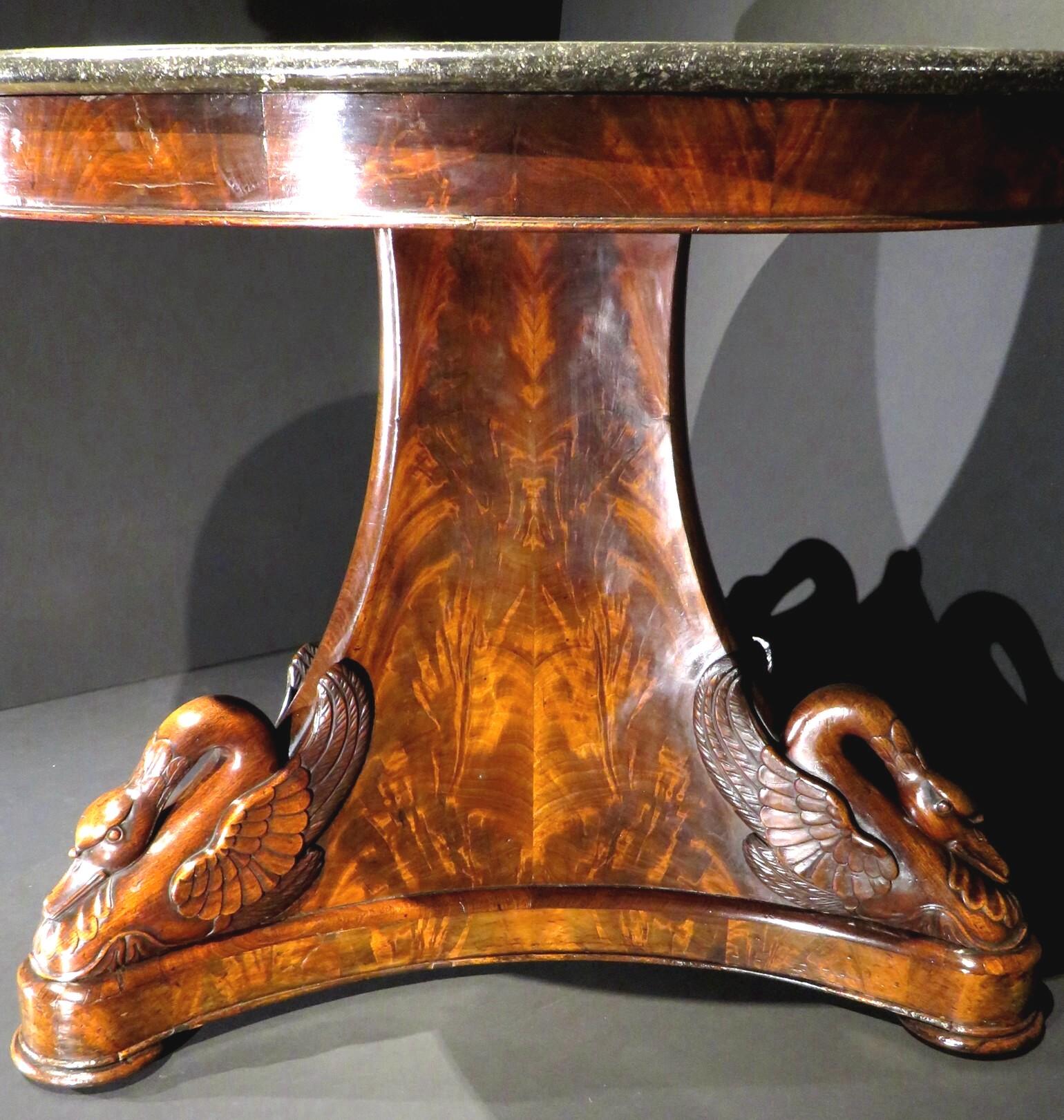 Exceptionnelle table à piédestal / table centrale en acajou d'époque Empire français, vers 1815 Bon état - En vente à Ottawa, Ontario