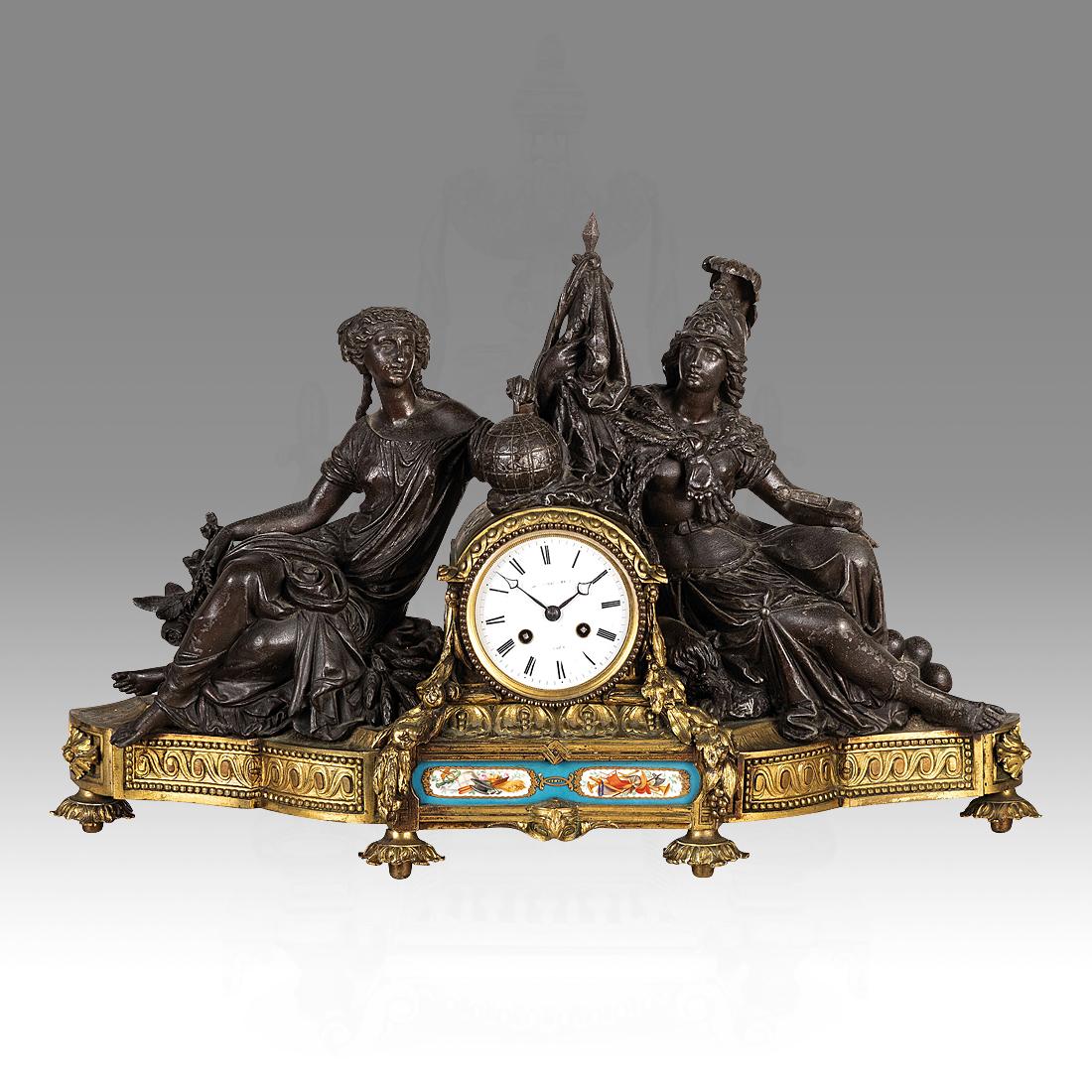 Exceptionnelle horloge de cheminée Empire en bronze triptyque du milieu du 19e siècle Unisexe en vente