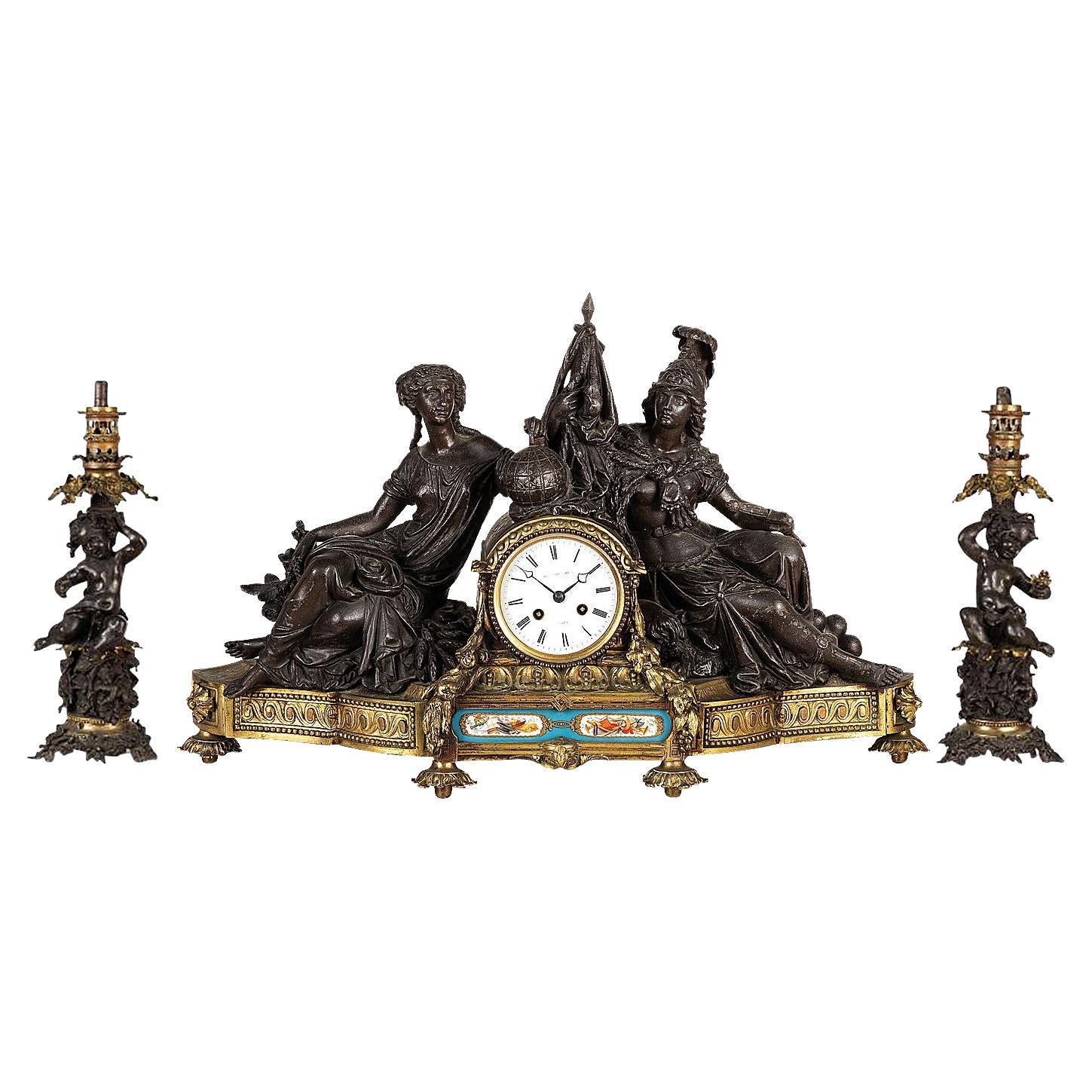Exceptionnelle horloge de cheminée Empire en bronze triptyque du milieu du 19e siècle en vente