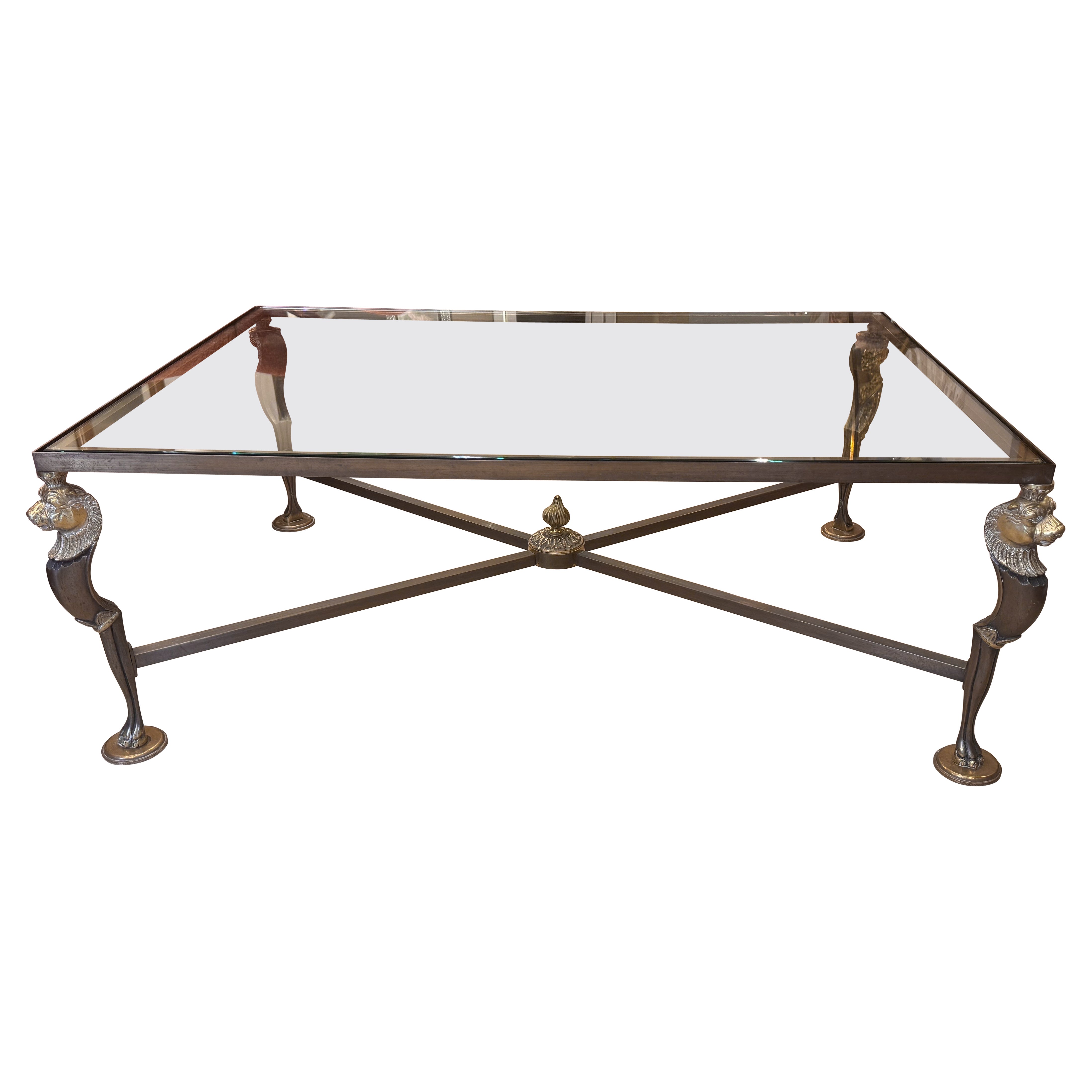 Excepcional mesa de centro de bronce patinado de diseño neoclásico francés en venta