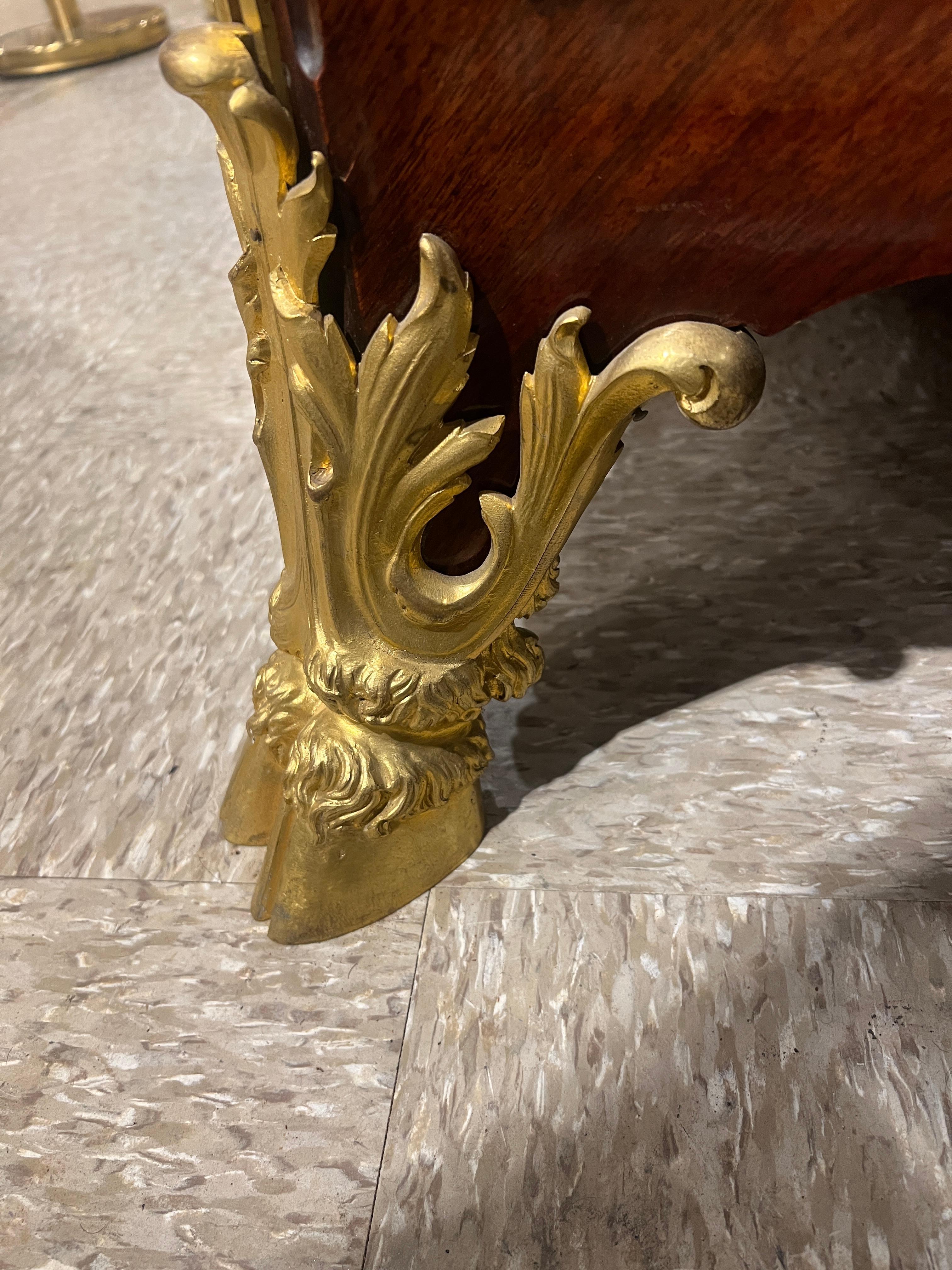 XIX secolo Eccezionale commode francese in ormolu e Vernis Martin, attribuito a Dasson in vendita