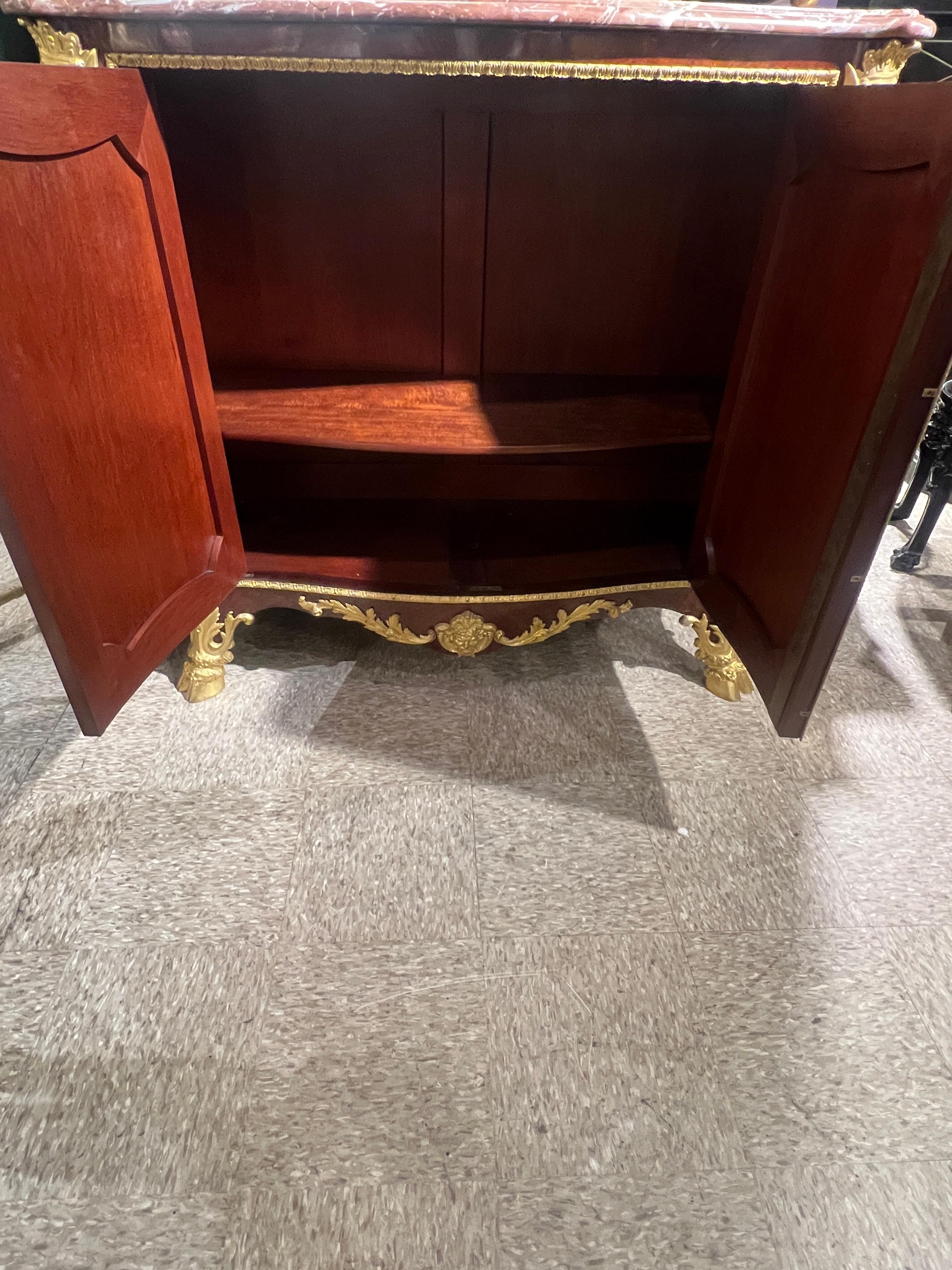Similoro Eccezionale commode francese in ormolu e Vernis Martin, attribuito a Dasson in vendita