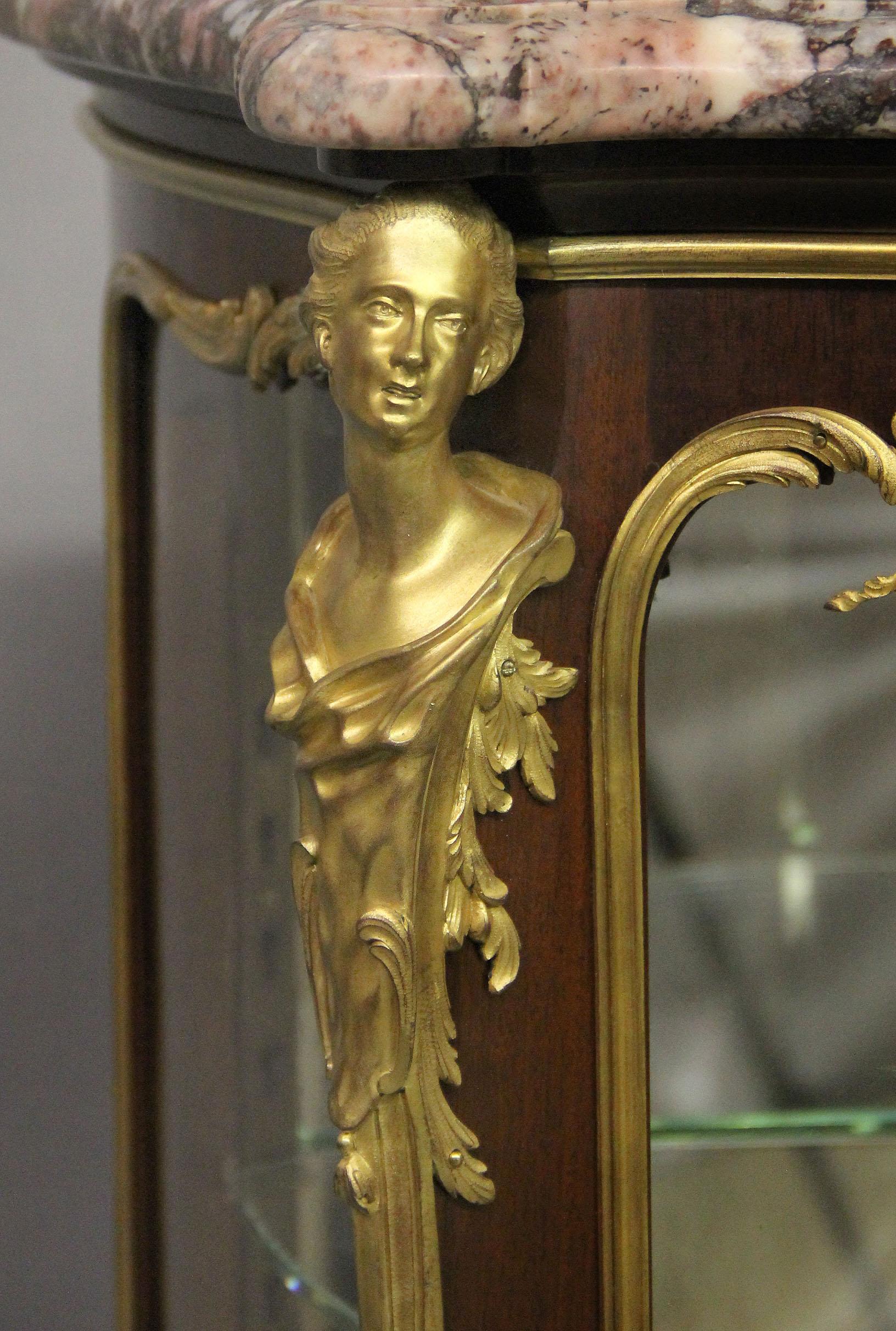 Belle Époque Exceptionnelle vitrine montée en bronze doré de la fin du 19ème siècle par François Linke en vente