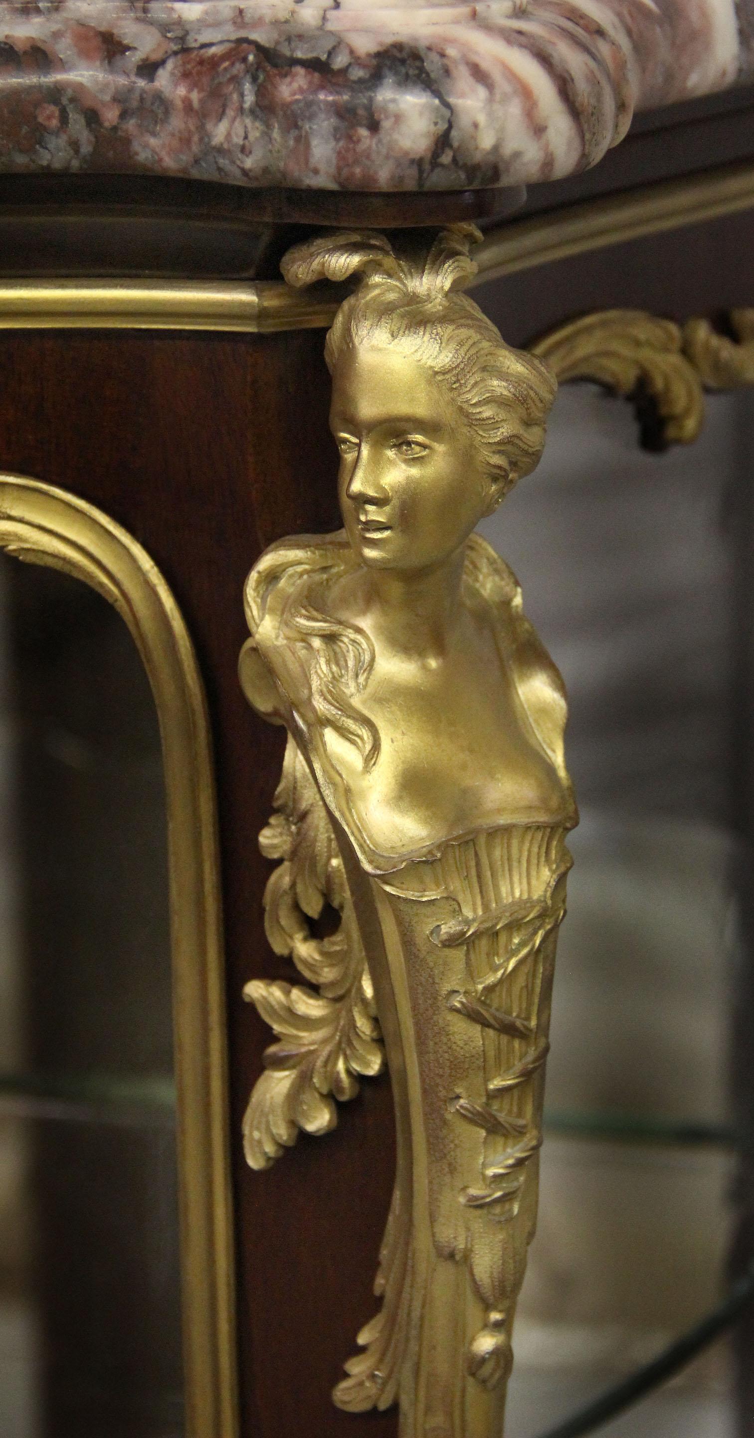 Français Exceptionnelle vitrine montée en bronze doré de la fin du 19ème siècle par François Linke en vente