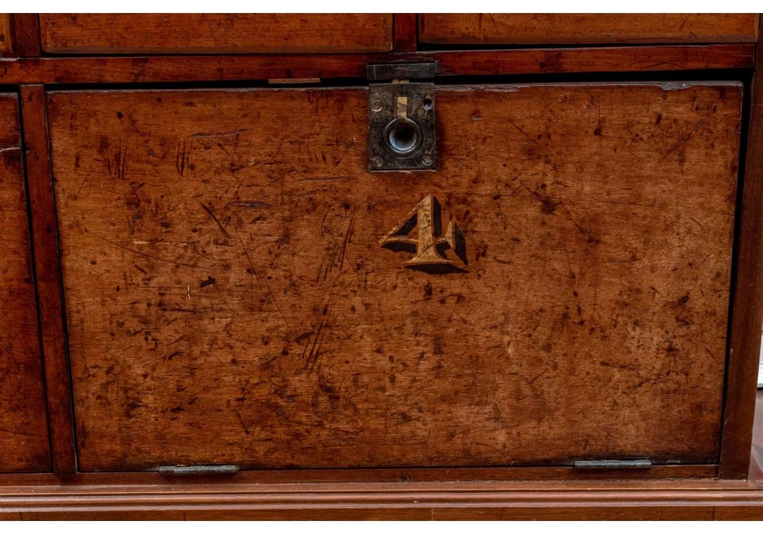 Exceptionnelle commode d'apothicaire ancienne de grande taille en vente 8