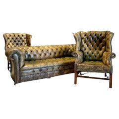 Excepcional pareja de sillones Chesterfield de mediados del siglo XX con respaldo de ala y cuero original