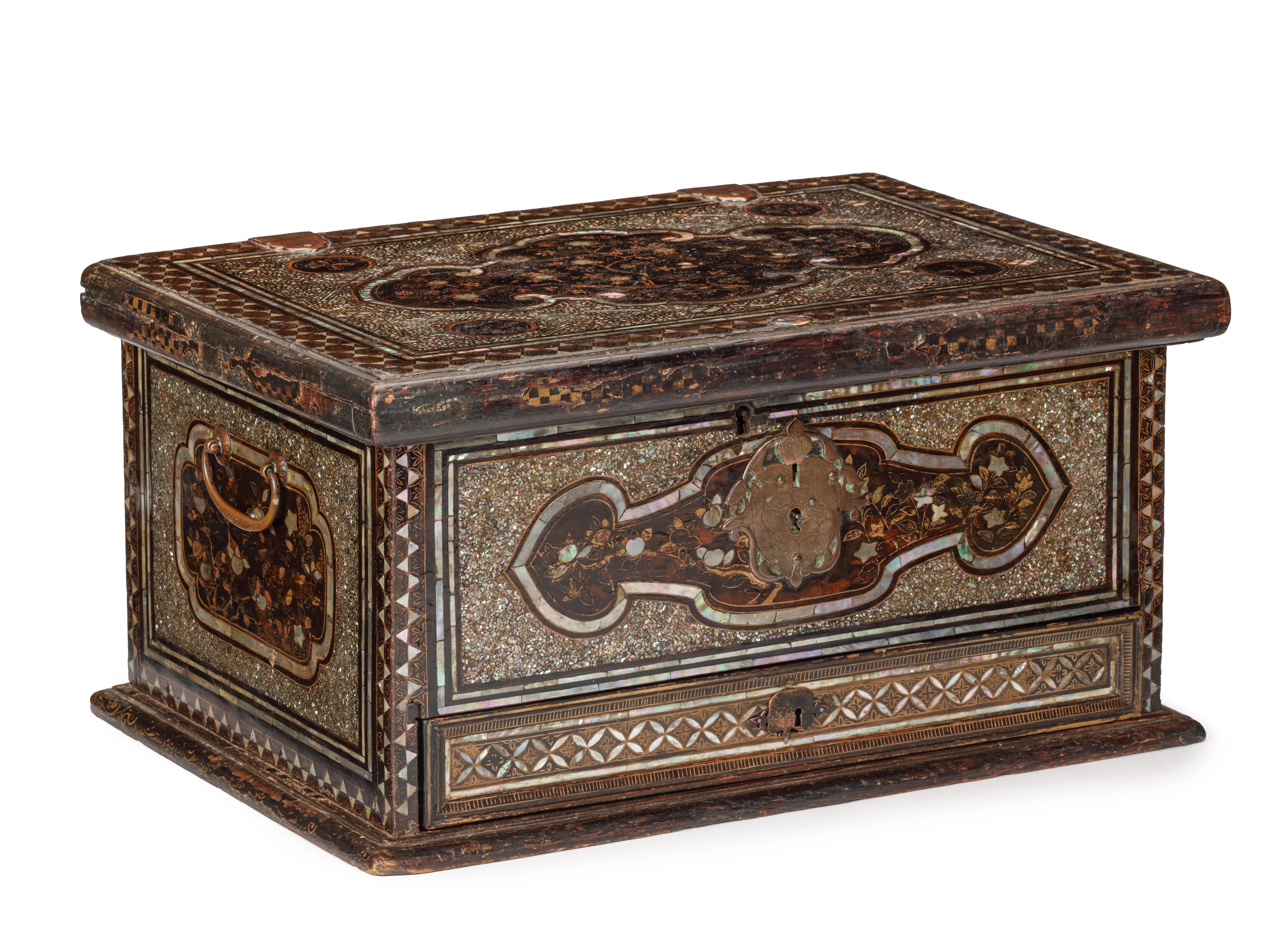 Kyoto, späte Momoyama- bis Edo-Periode, ca. 1590-1630

Dekoriert in Perlmutt und Gold mit Zweigen, Blättern und Blumen in Kartuschen auf einem Mosaikhintergrund aus Perlmutt.

H. 25 x B. 50 x T. 34 cm

Die Form entspricht den von den Portugiesen in