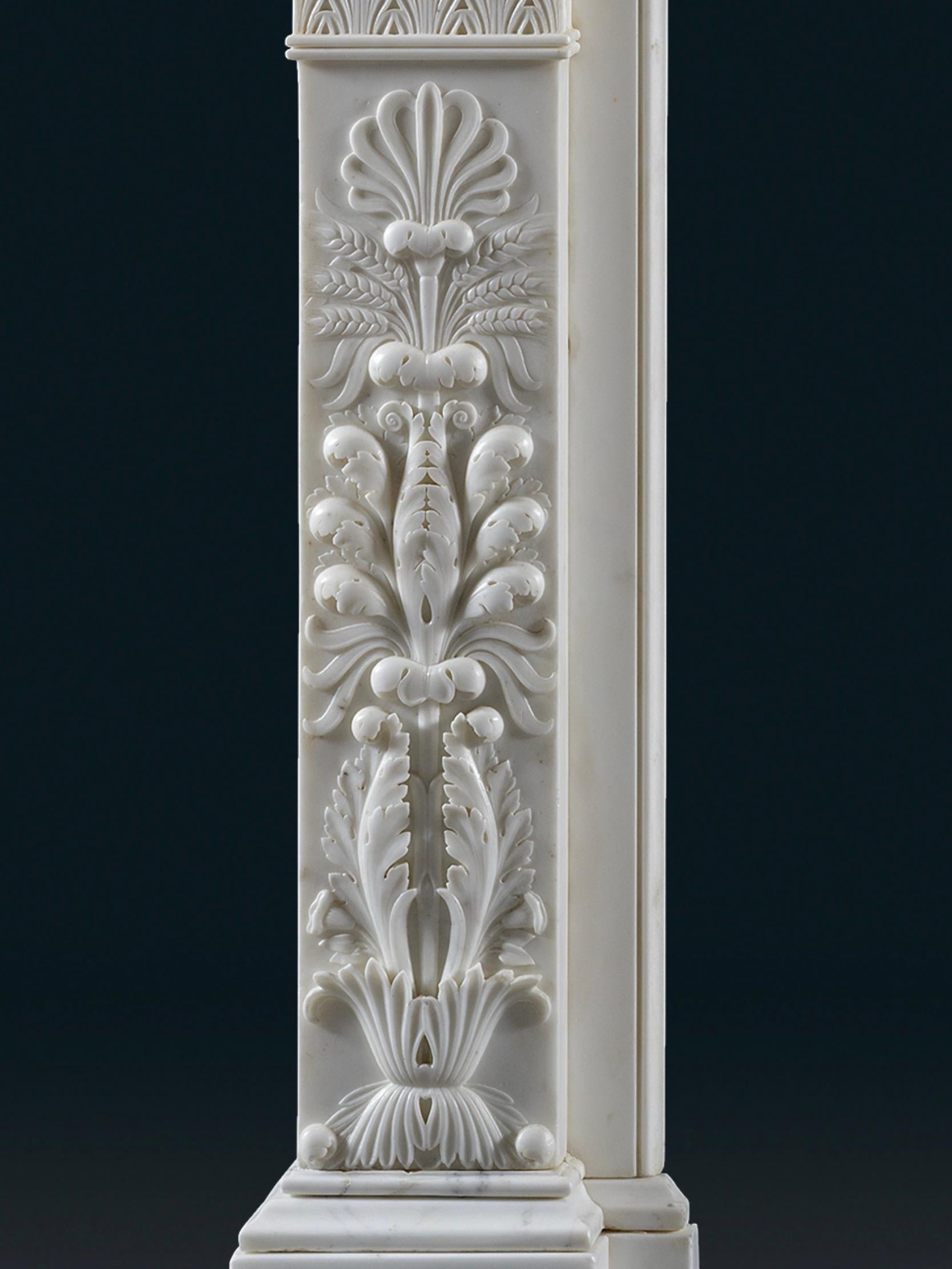 Regency Exceptionnelle cheminée néoclassique en marbre statuaire avec décoration romaine en vente